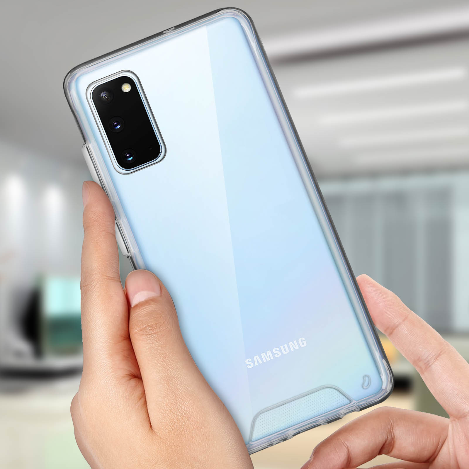 Un telefono con una custodia trasparente tenuto per mano. Il telefono è azzurro, la custodia è trasparente.