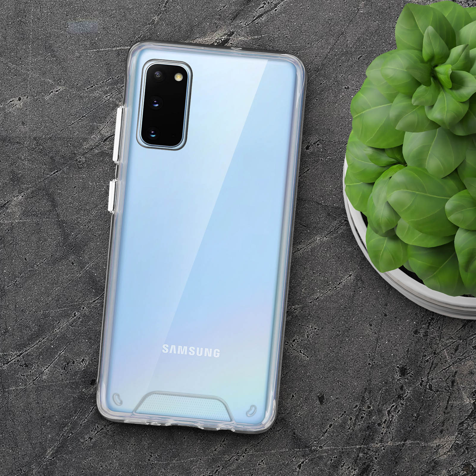 Un telefono in una custodia trasparente su una superficie scura. Una pianta verde è sullo sfondo. Il telefono è blu.