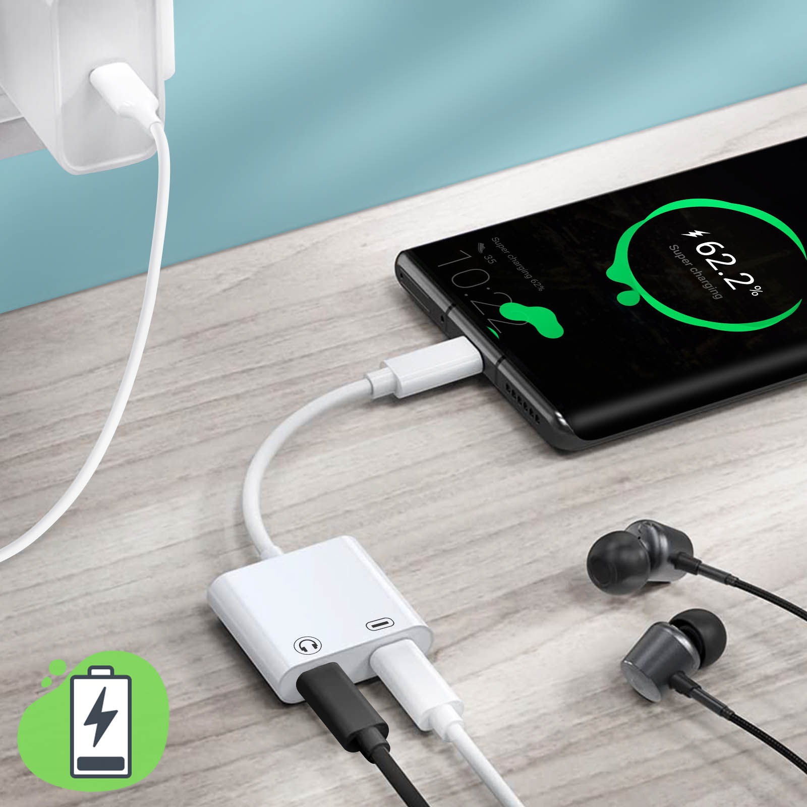 Un telefono in carica con un cavo Lightning e un paio di cuffie. Il telefono indica il 62,2% di carica.