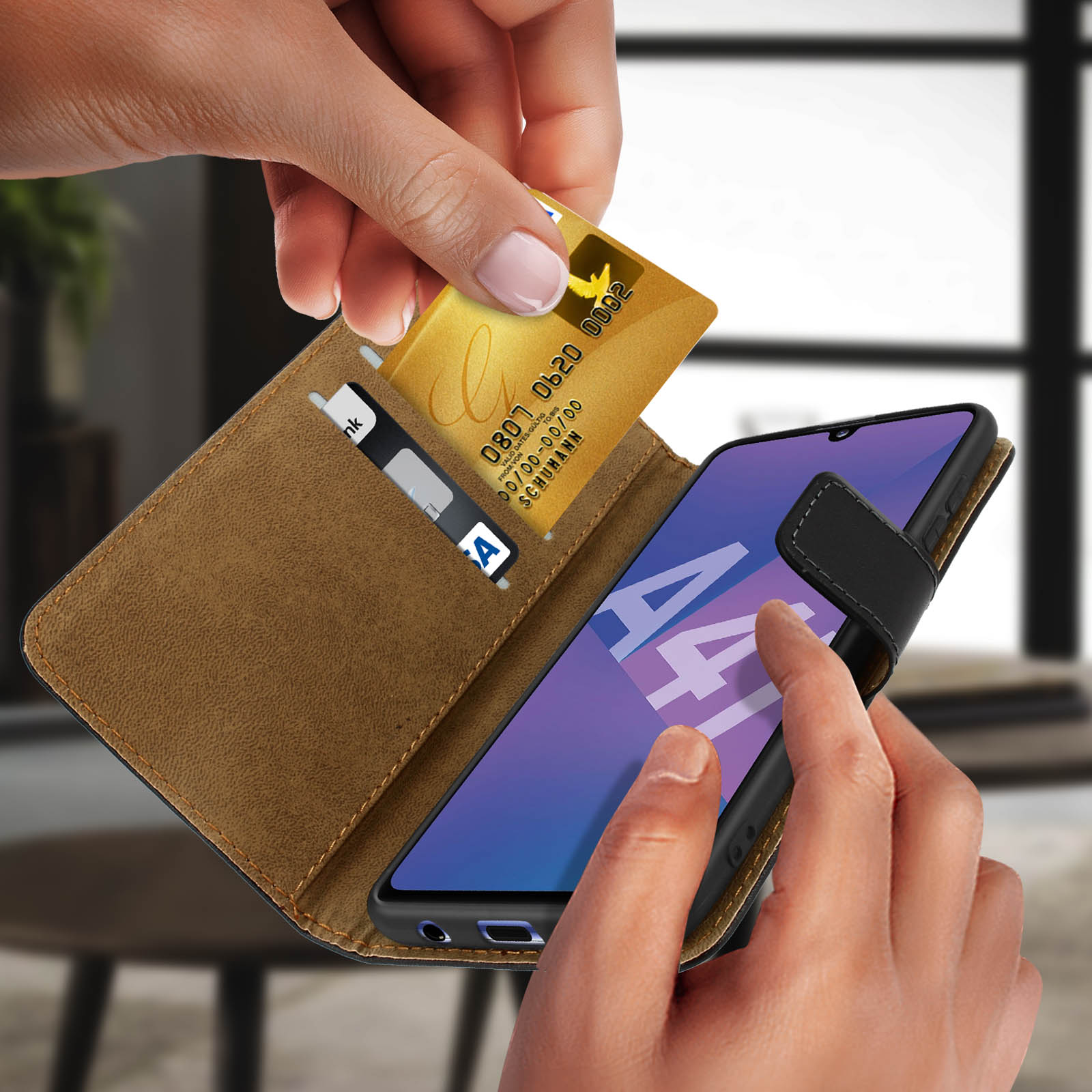 Persona che tiene un telefono con carte nella custodia. Il telefono è aperto.