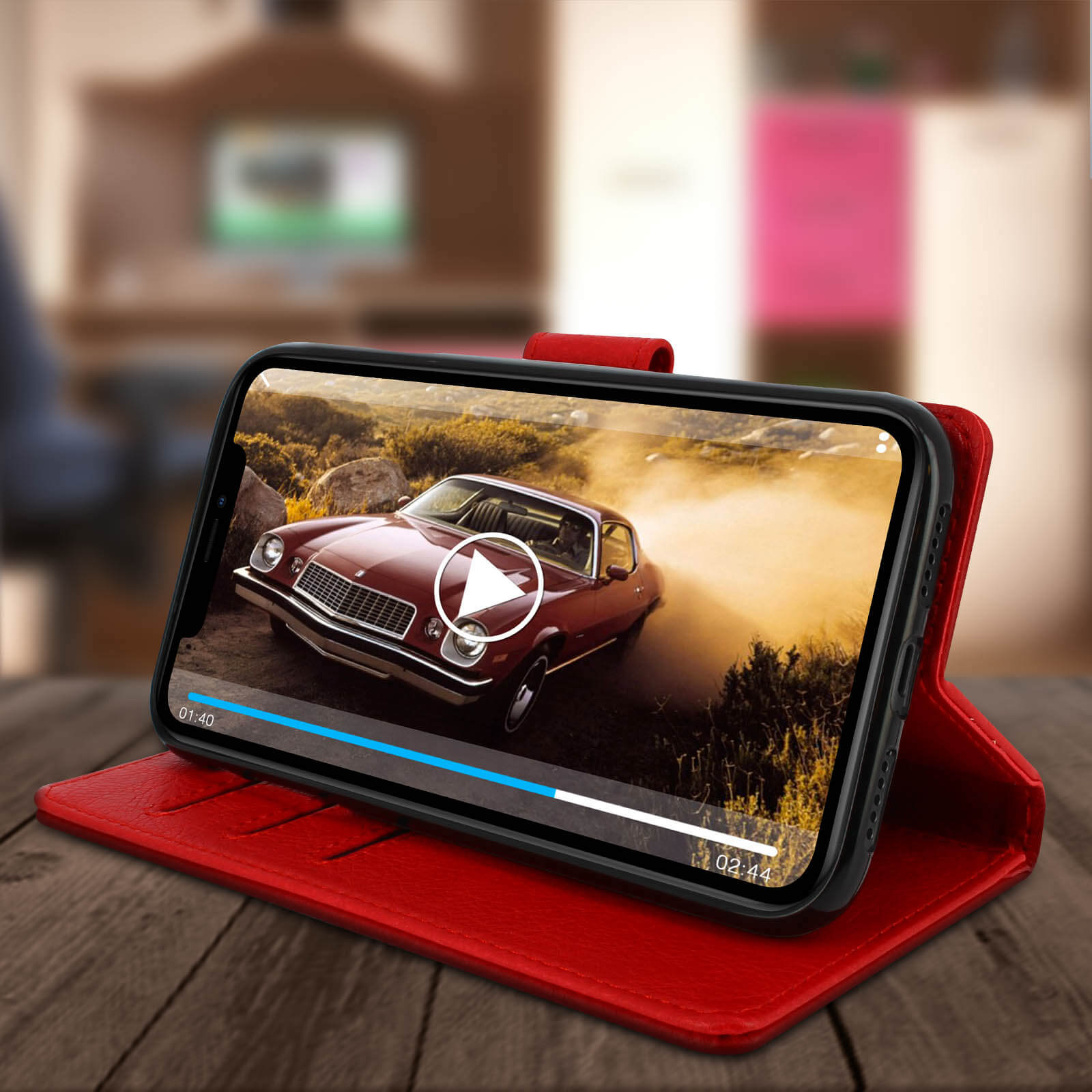 Smartphone met een autoracevideo, in een rode leren hoes.