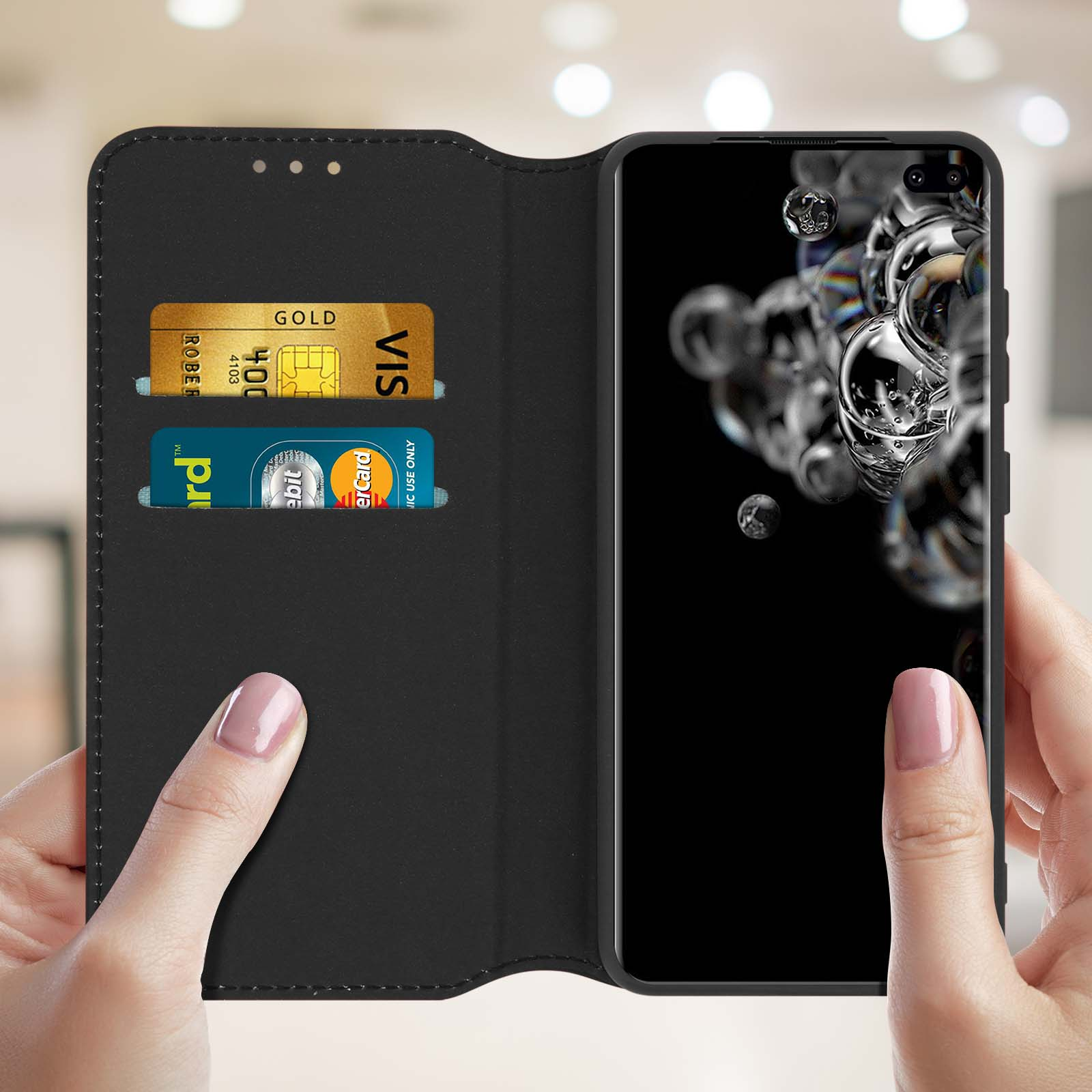 Téléphone dans un étui portefeuille noir. Cartes de crédit dans les fentes, bulles à l'écran.
