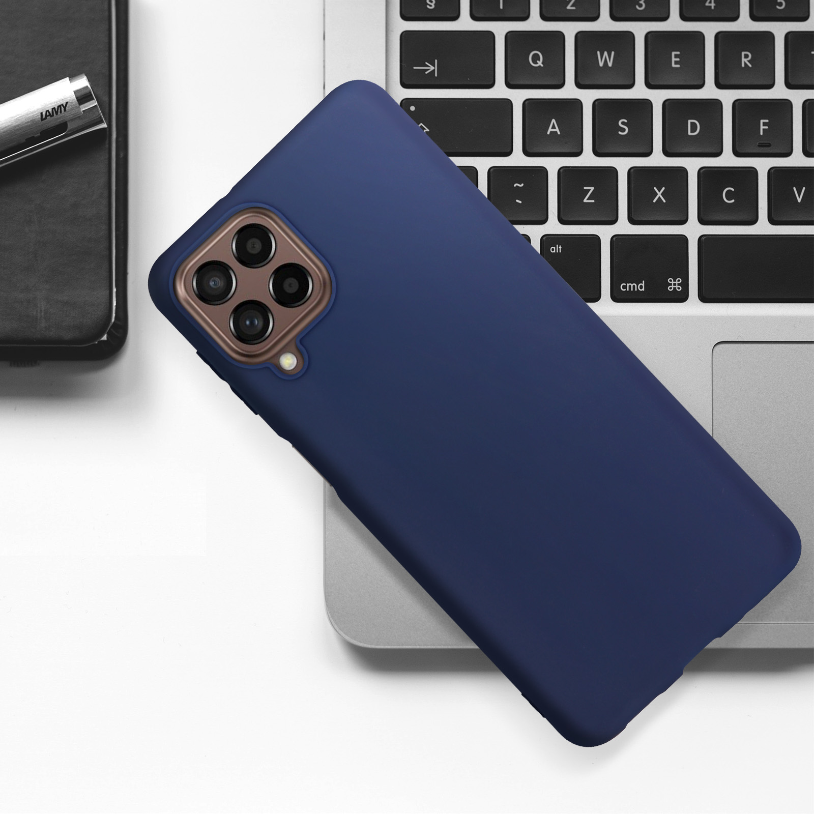 Una custodia blu navy è appoggiata su una tastiera di un laptop. Una penna è a sinistra.
