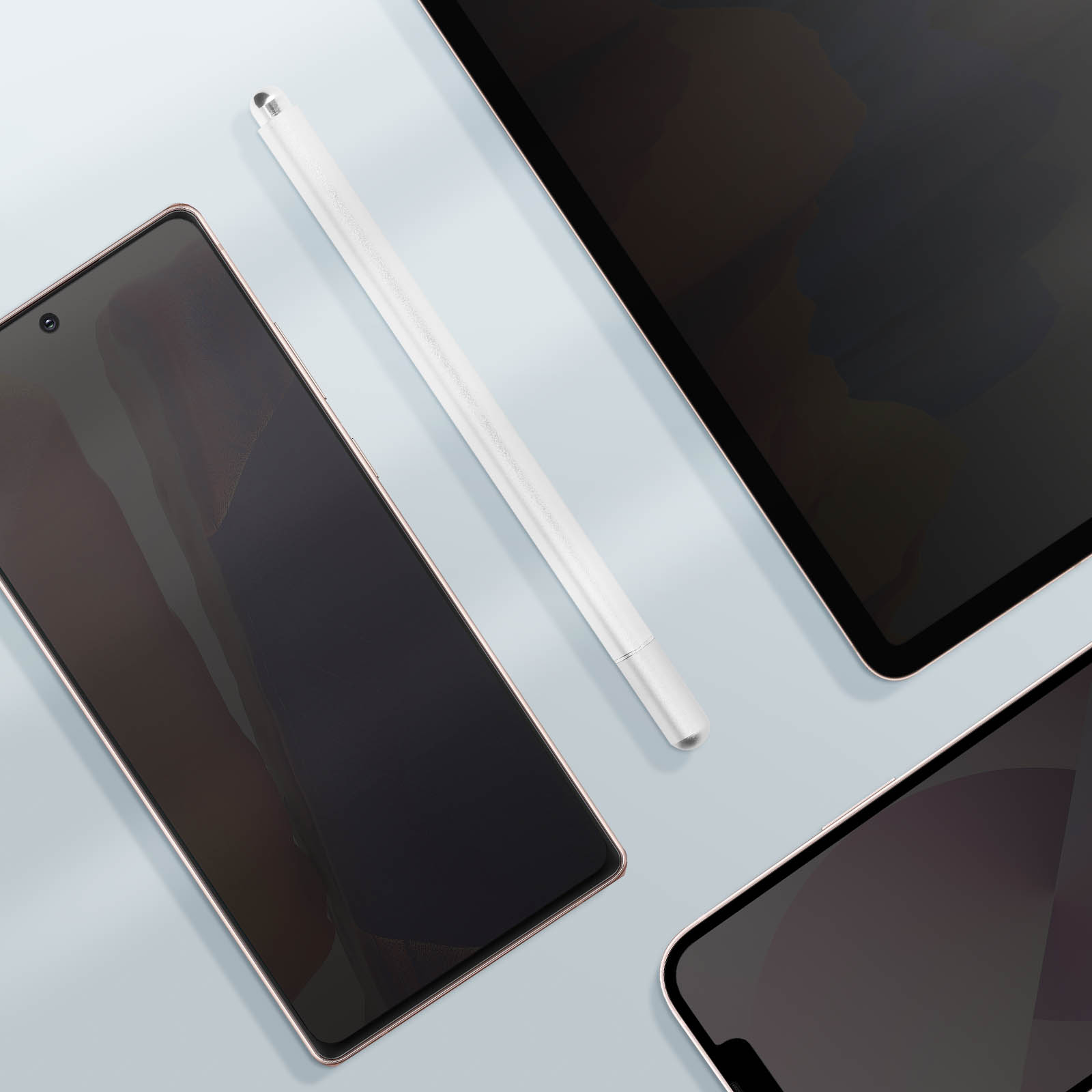Telefono, tablet e penna su una superficie azzurra.