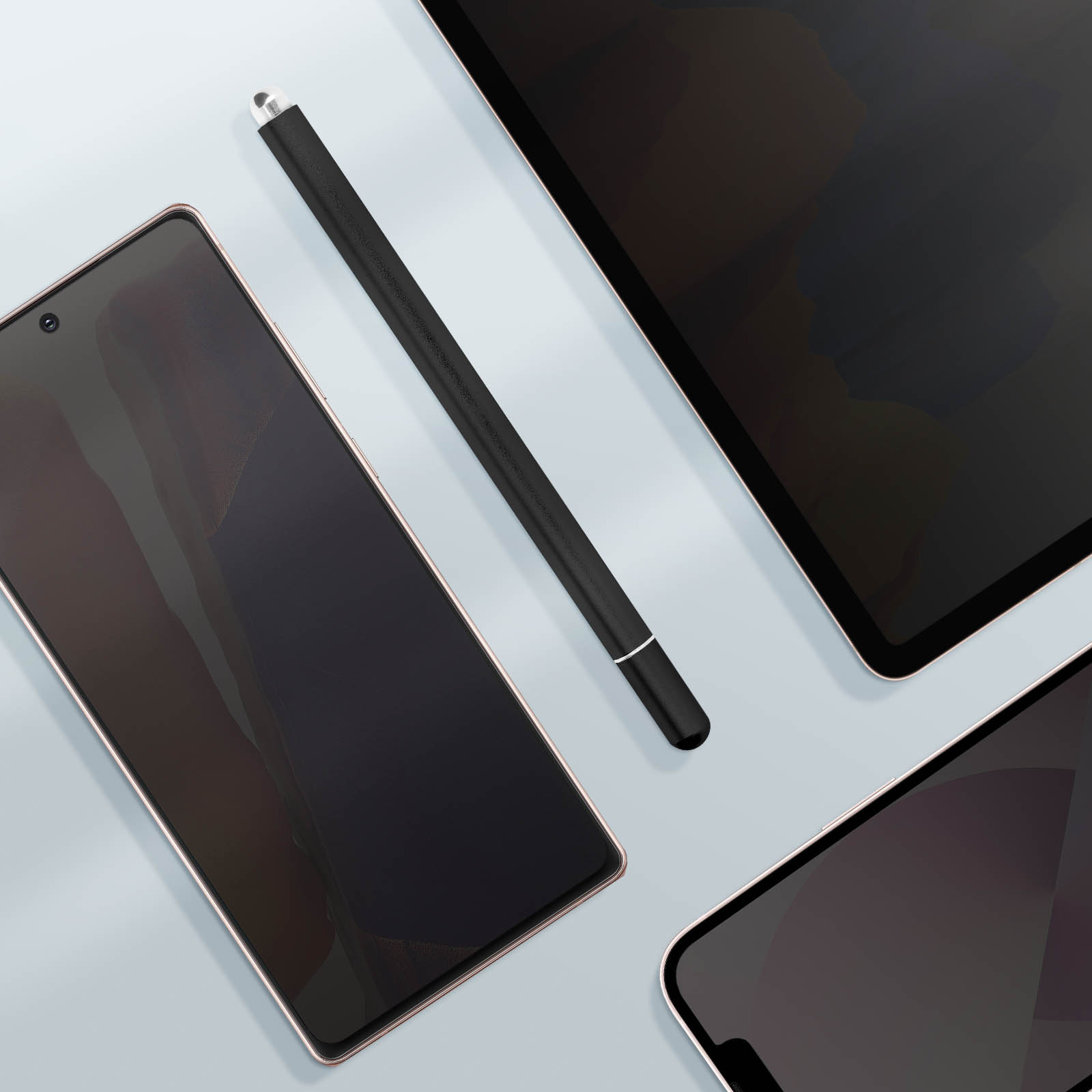 Un telefono e un tablet con uno stilo. Tutti hanno schermi neri su una superficie azzurra.