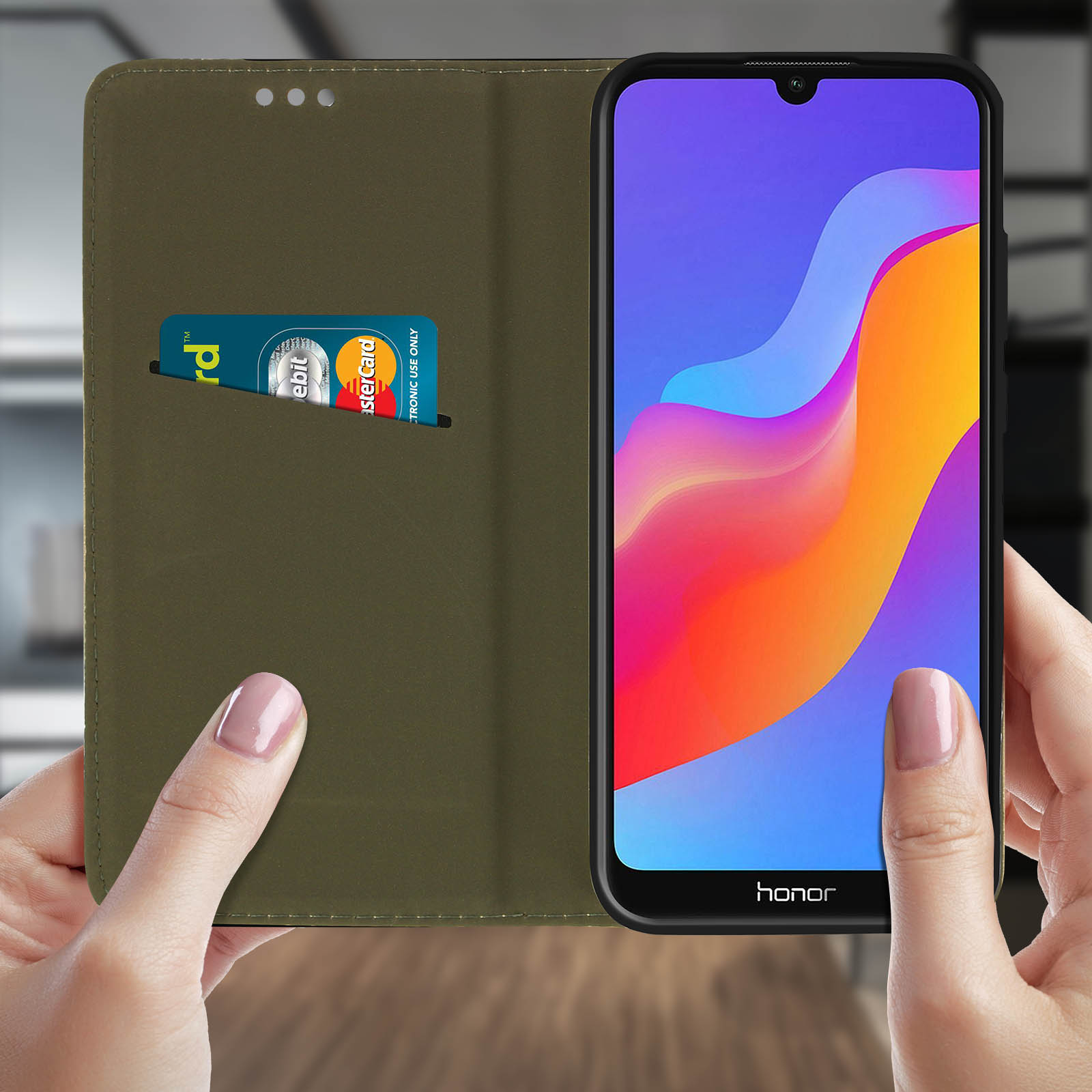 Étui de téléphone ouvert avec carte et téléphone, tenu par des mains. Le téléphone affiche un écran coloré.