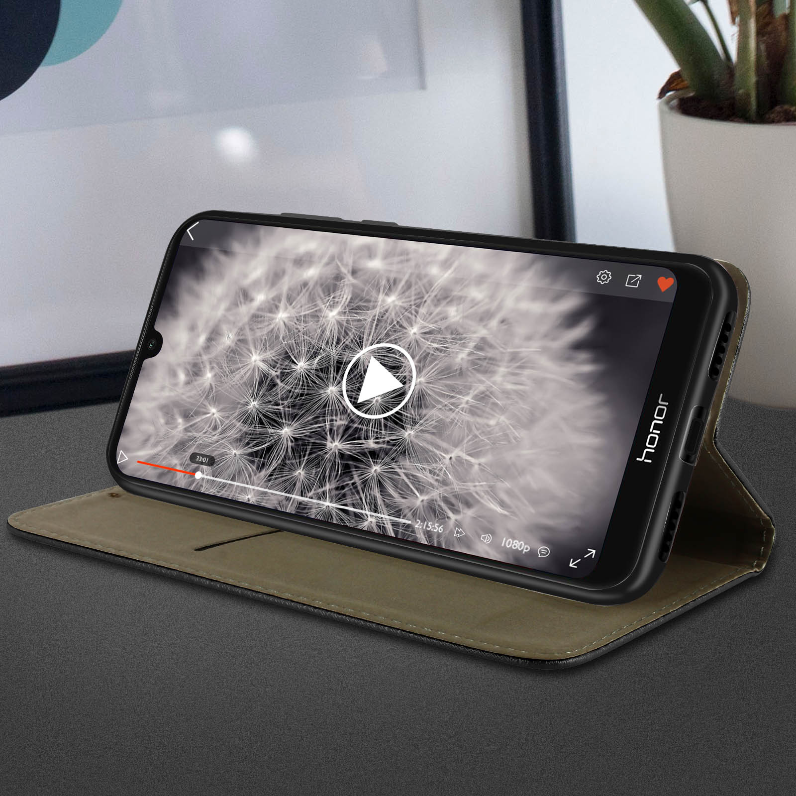 Téléphone affichant une vidéo avec un bouton de lecture. Le téléphone est dans un étui.