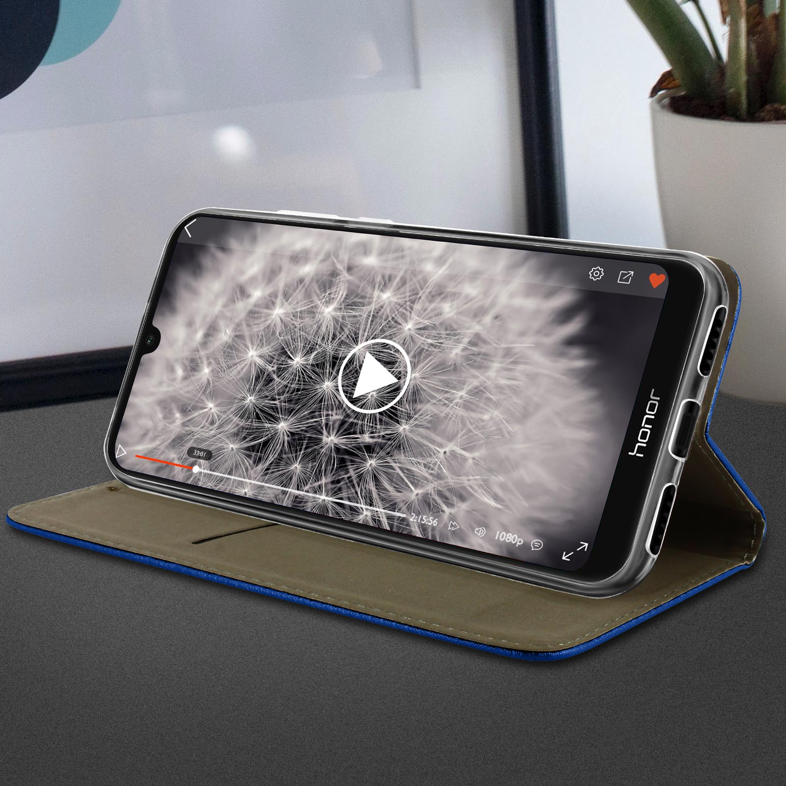 Téléphone dans un étui bleu et beige, lisant une vidéo avec un bouton de lecture.