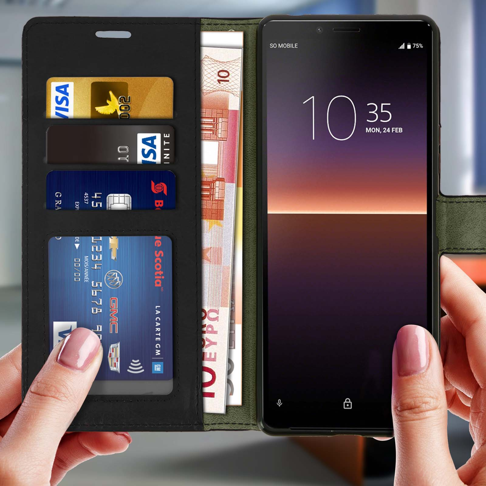 Una mano che tiene una custodia per telefono con carte di credito e denaro, con lo schermo del telefono visibile.