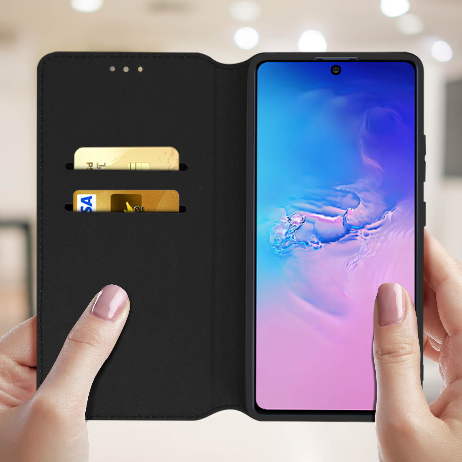 Una custodia nera per telefono con un telefono all'interno. La custodia è aperta, rivelando carte di credito.