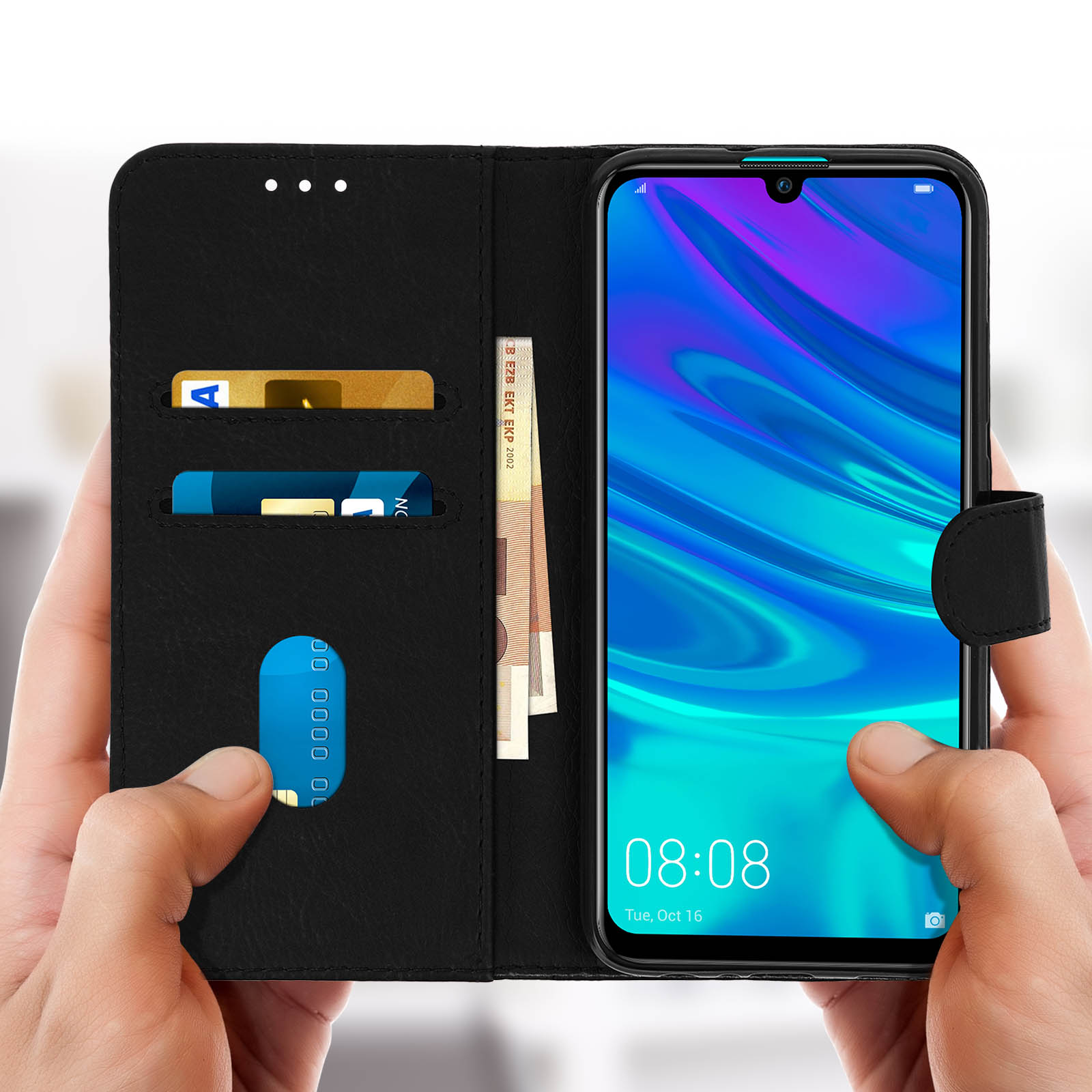 Una persona tiene in mano un telefono in una custodia nera, che mostra uno schermo. La custodia ha una carta e denaro.