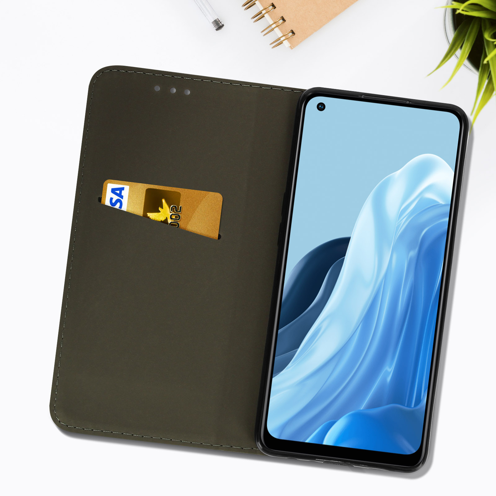 Custodia aperta con carta e telefono dentro. Lo schermo del telefono è blu.