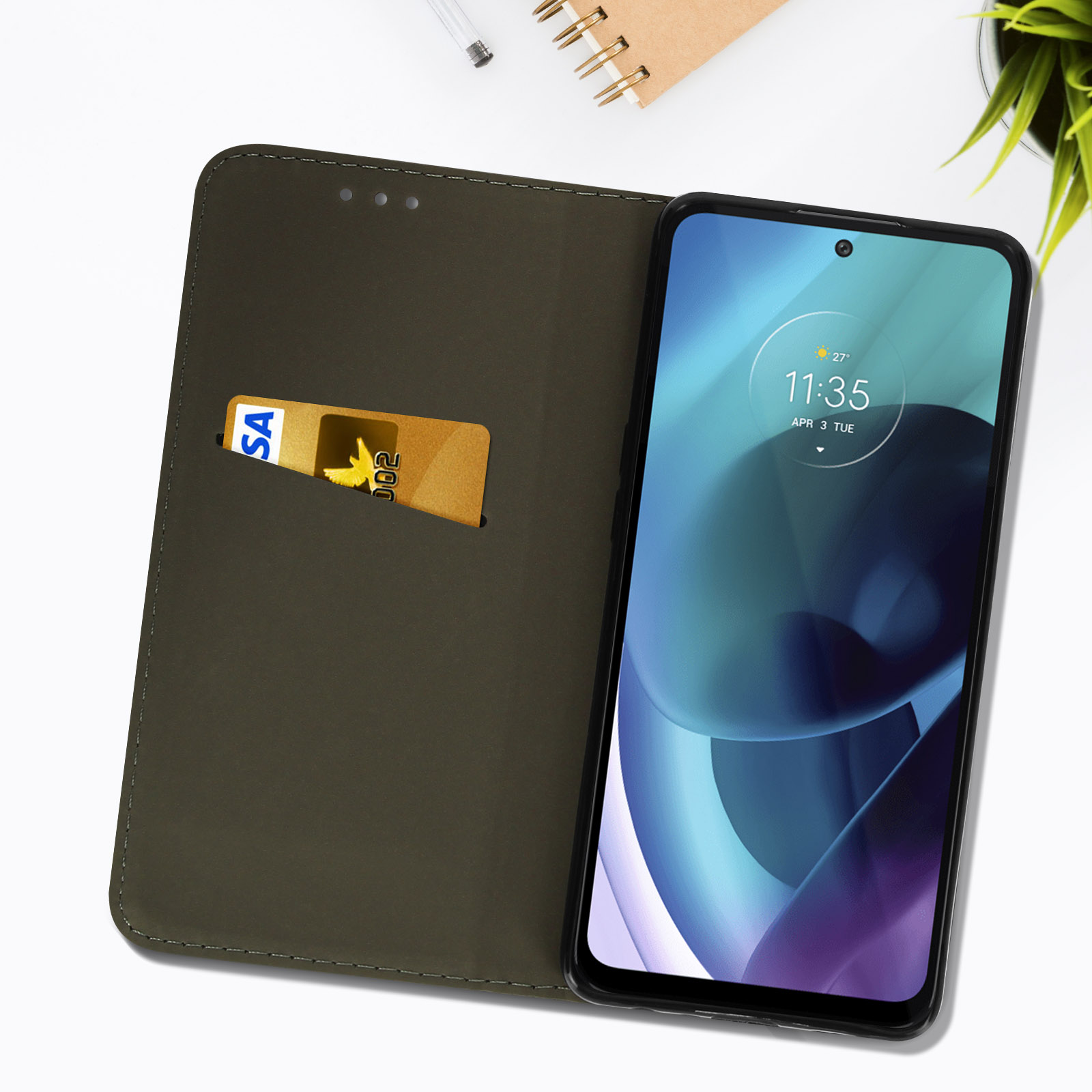 Telefono in una custodia a portafoglio, che mostra l'ora e la data. Una carta è nello slot.