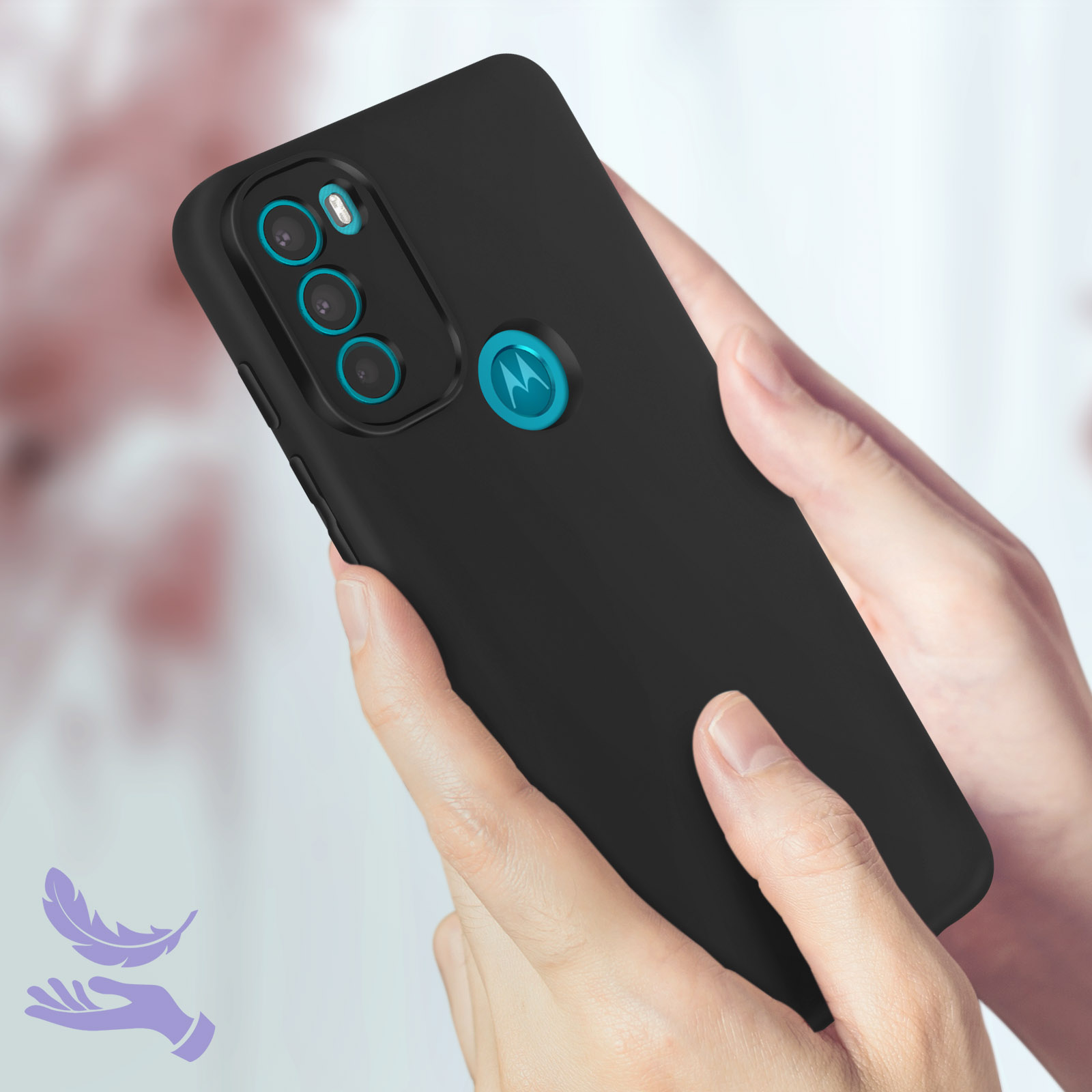 Mani che tengono un telefono nero con il logo blu Motorola. Il telefono ha una custodia.