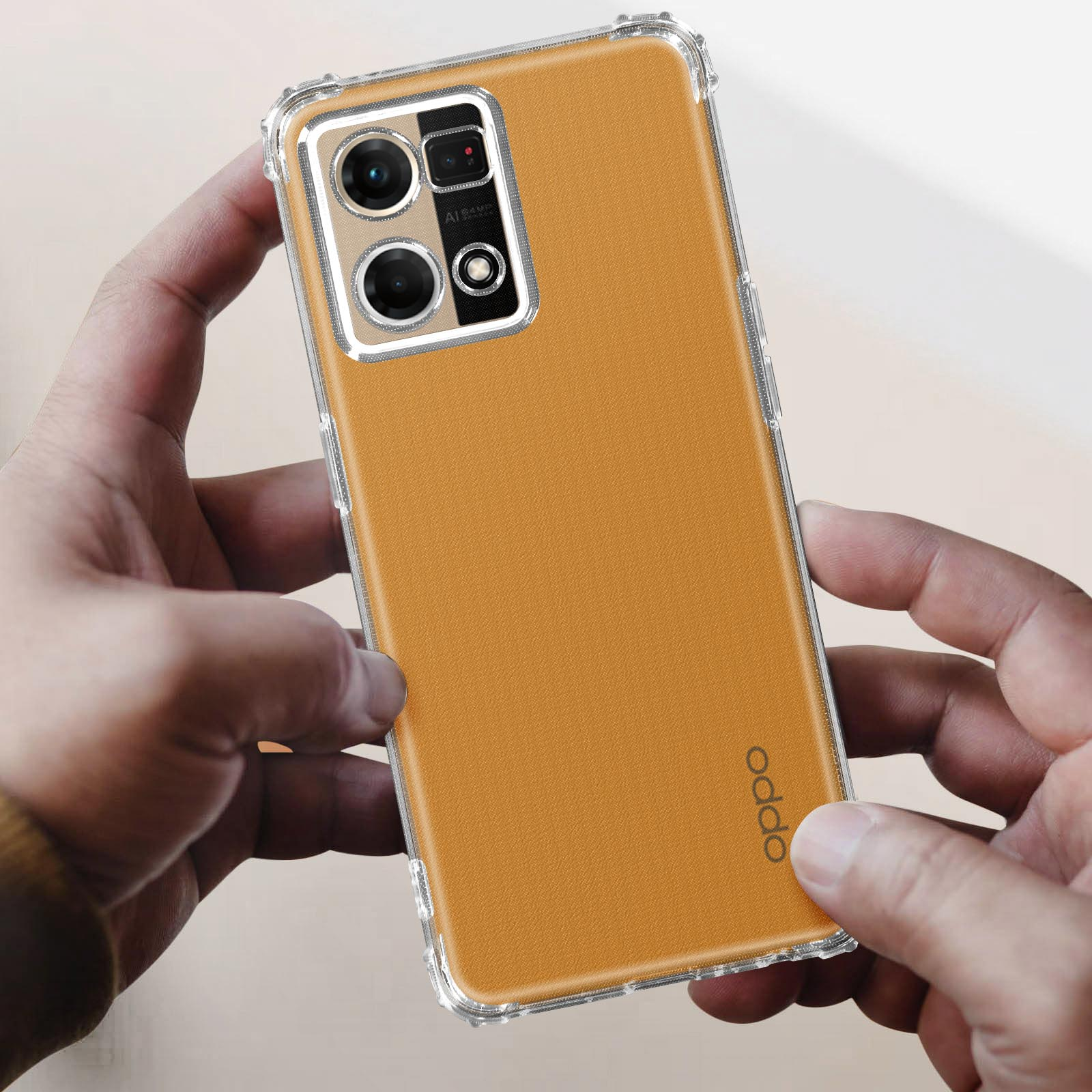 Mano che tiene una custodia arancione con il logo Oppo. Sfondo: superficie bianca.