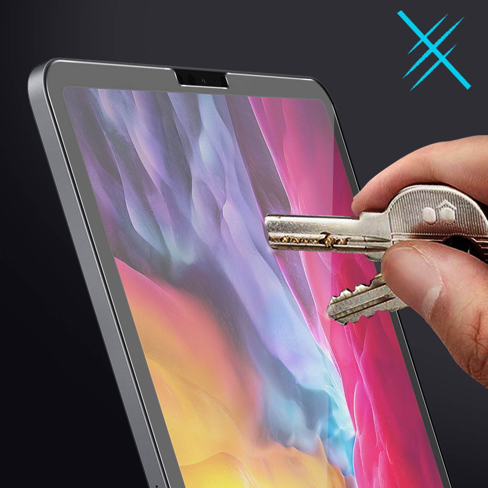 Una mano che tiene delle chiavi sopra lo schermo di un tablet. Lo schermo mostra arte astratta colorata. È visibile un simbolo di graffio.