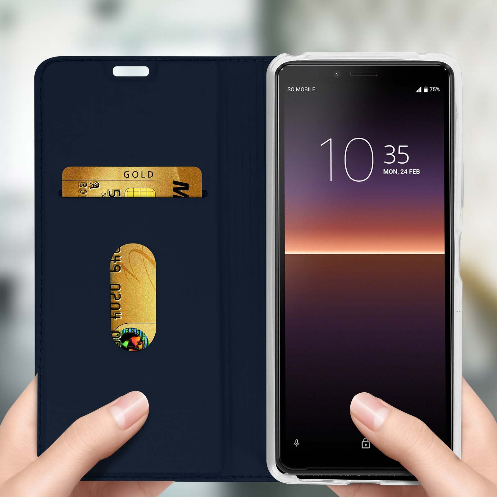 Un telefono è aperto per rivelare carte e contanti all'interno del portafoglio.
