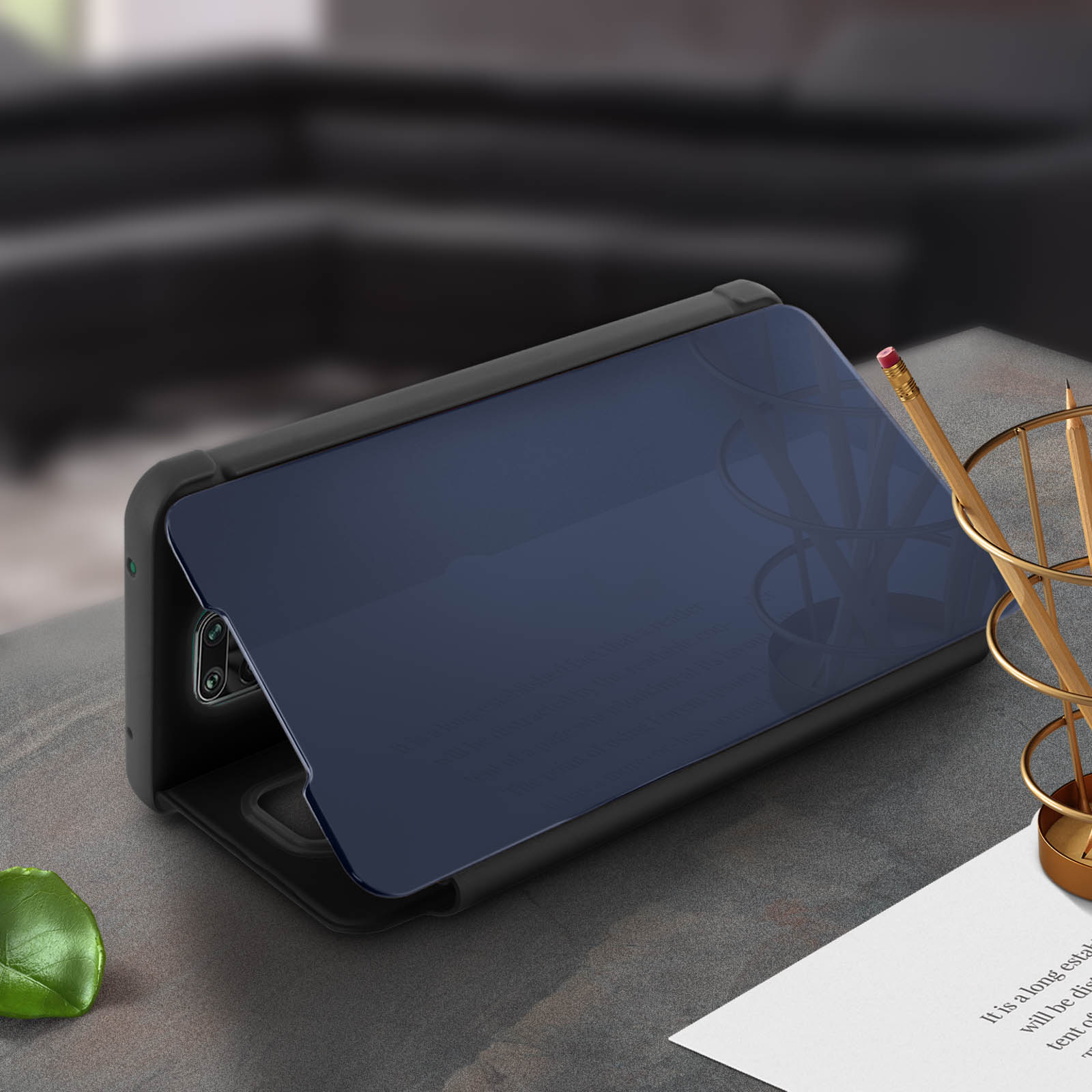 Un étui de téléphone noir avec protecteur d'écran est ouvert, affichant un téléphone.