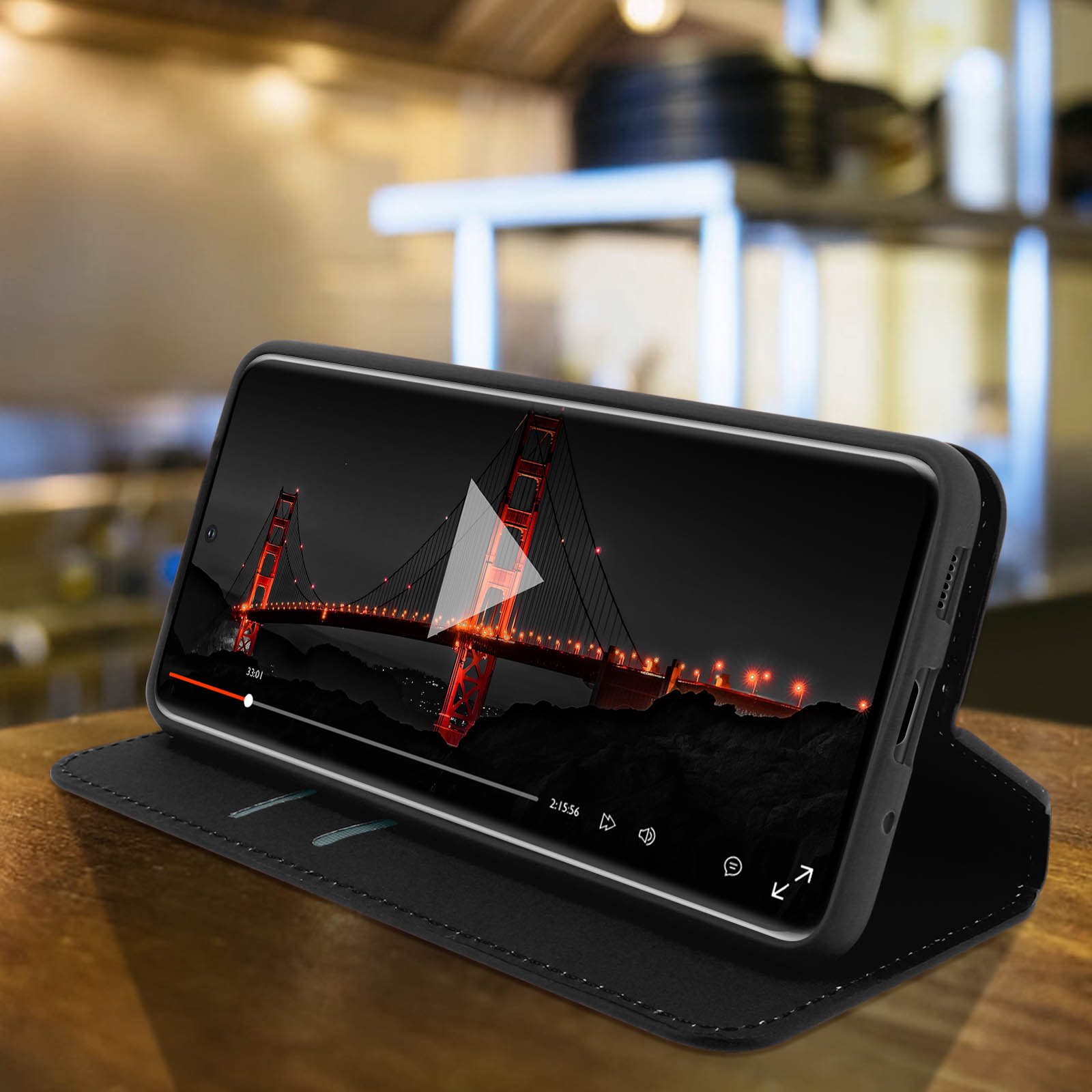 Une coque de téléphone noire montrant une vidéo avec un pont.