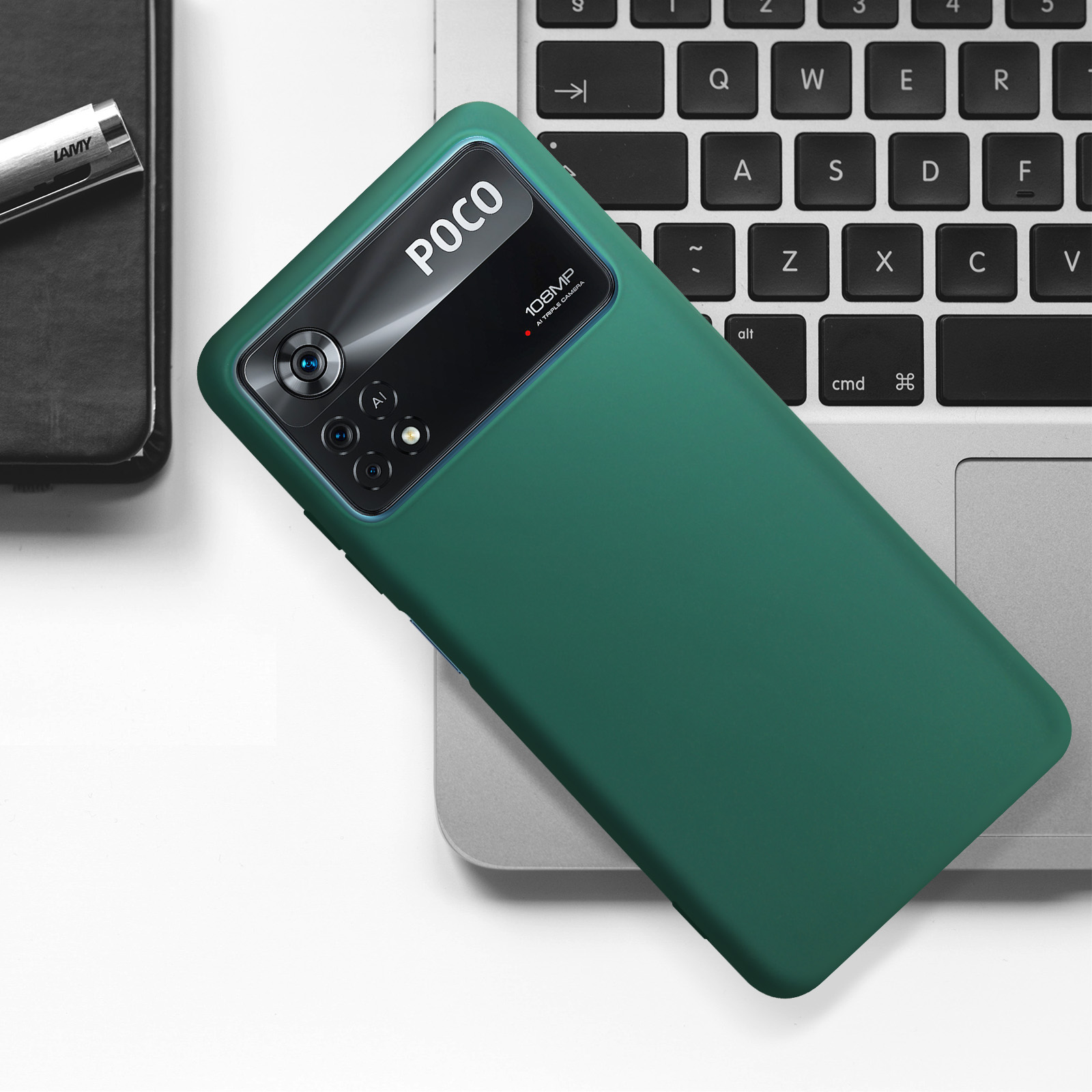 Custodia verde per telefono sulla tastiera di un laptop. La custodia ha una fotocamera e la parola 'POCO'.