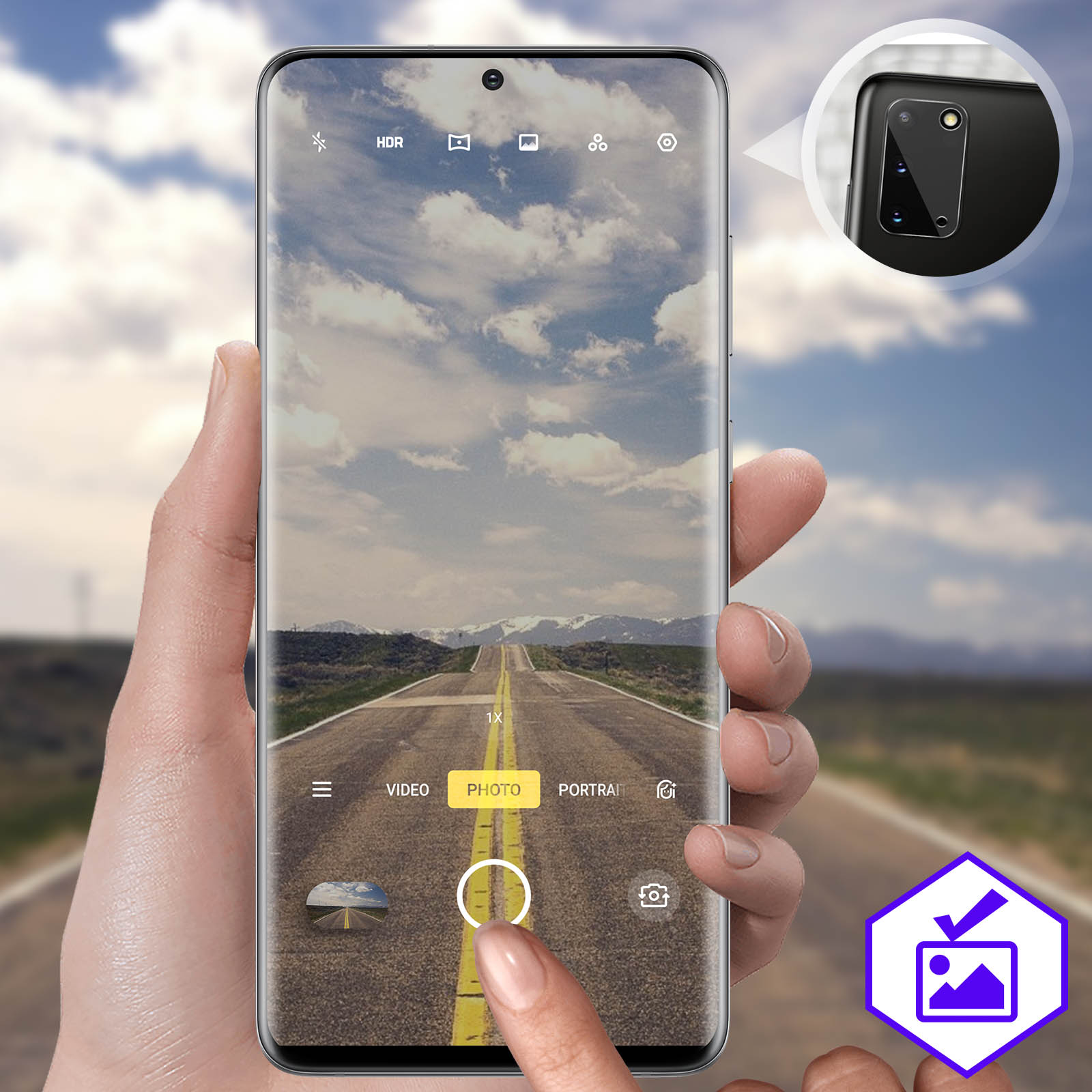 Smartphone che mostra la modalità foto con una scena stradale.
