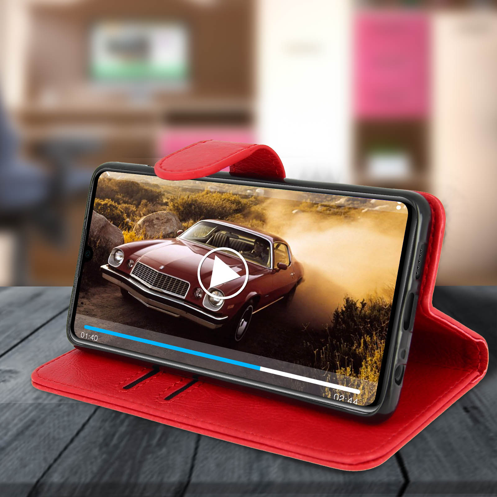 Telefono con custodia rossa che mostra un video di un'auto.