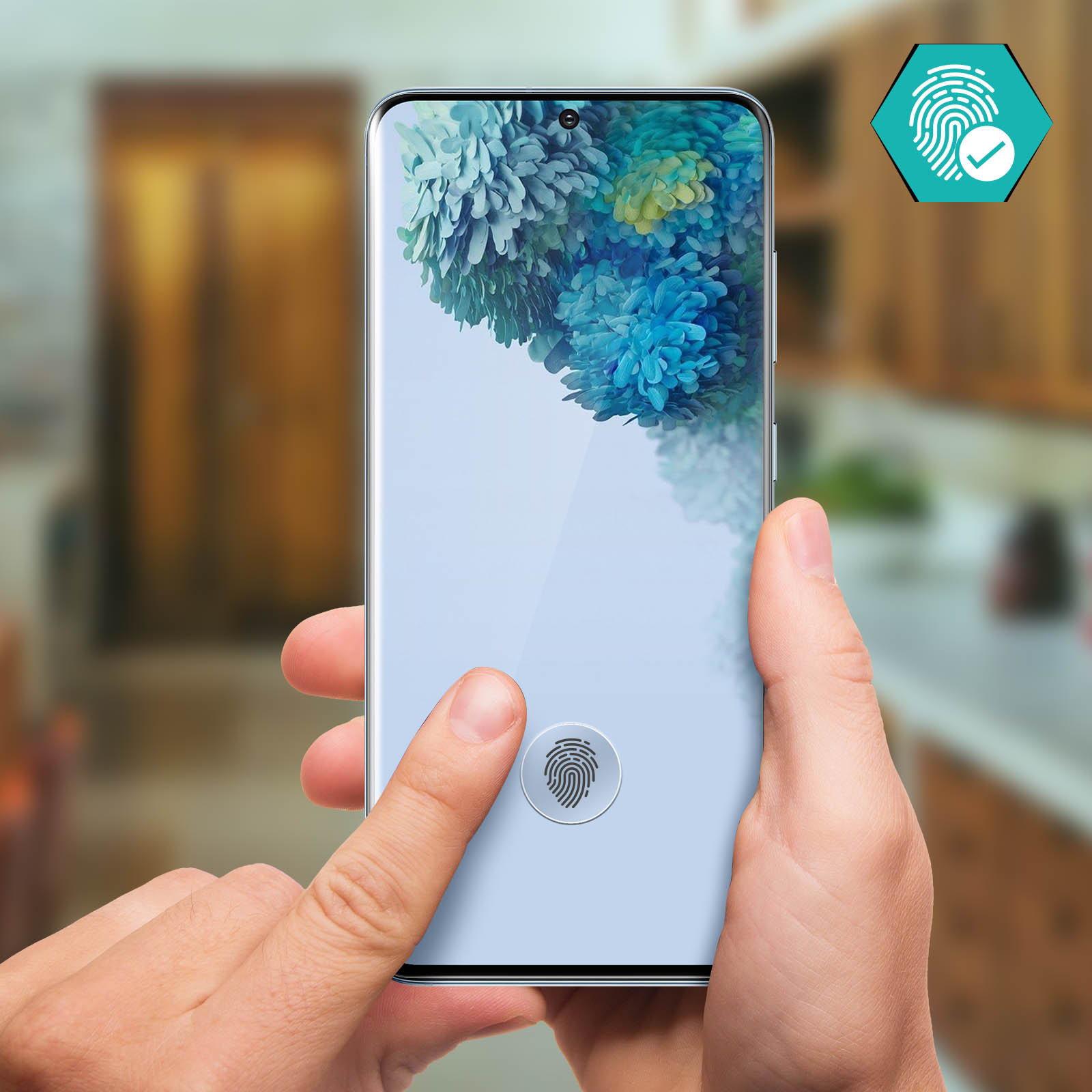Persona che tiene in mano un telefono che mostra una scansione delle impronte digitali. Lo sfondo è una scena di cucina.