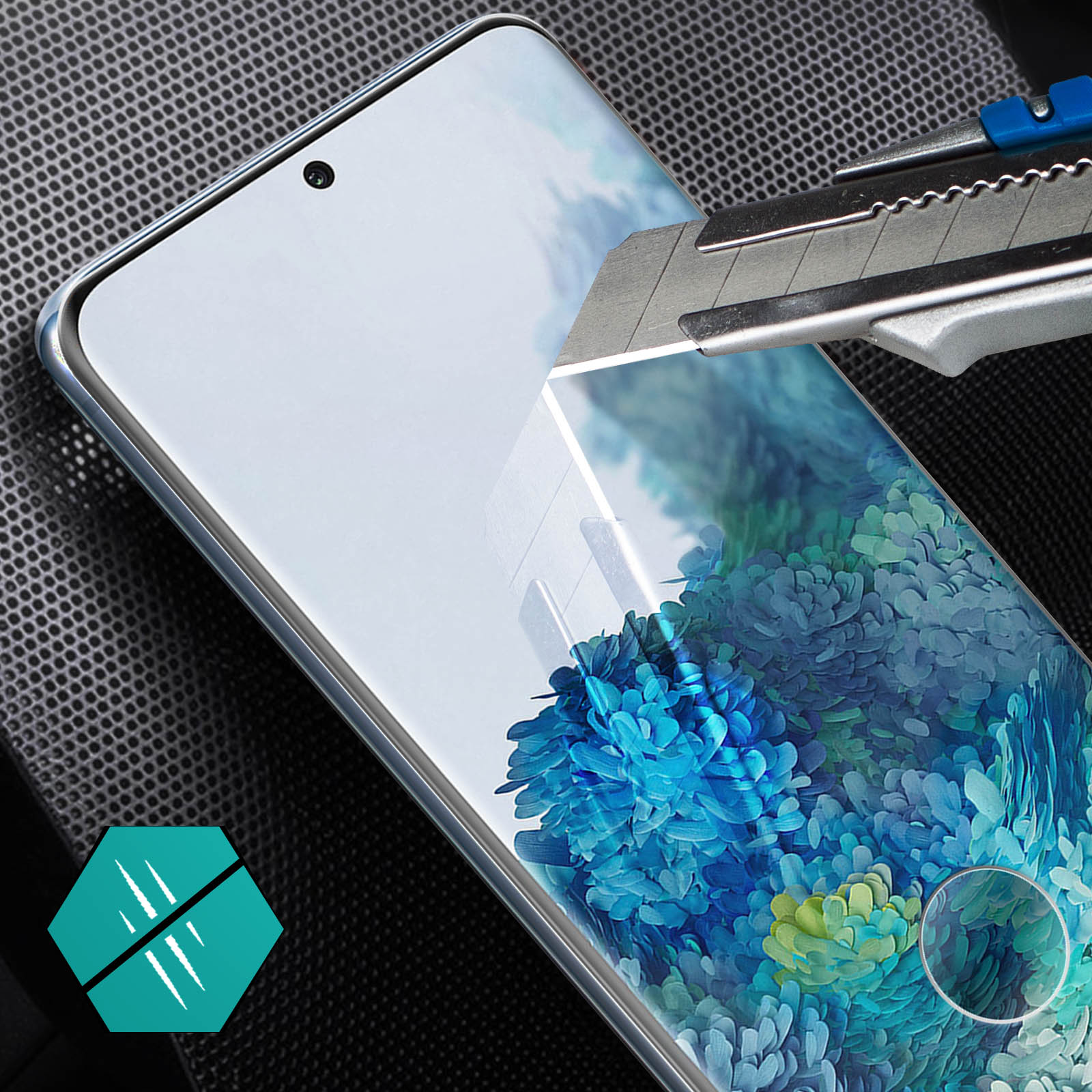 Telefono con protezione schermo. Coltello che taglia la protezione. Il telefono è di colore blu.