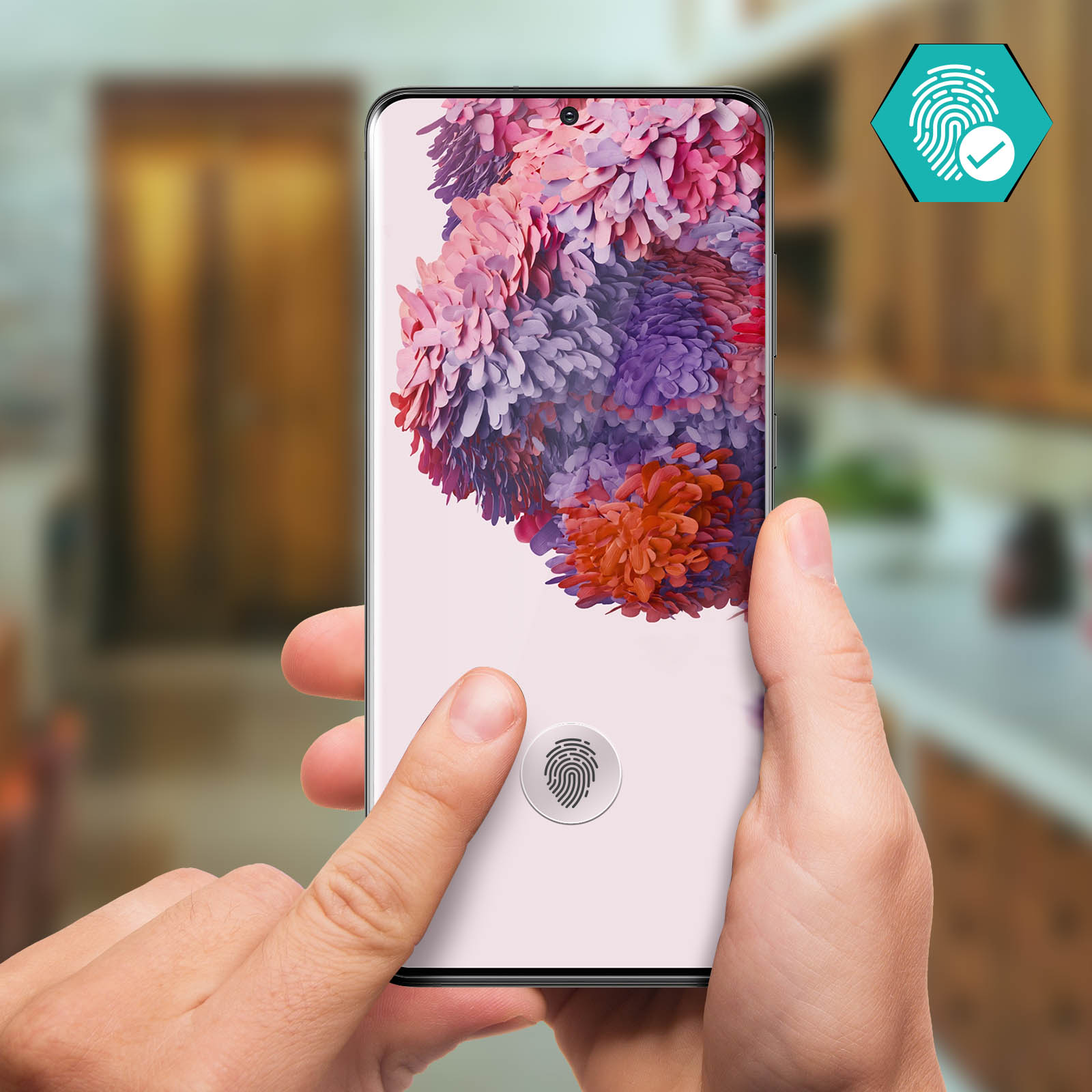 Una mano che tiene un telefono, mostrando uno scanner di impronte digitali sullo schermo. Un'icona di impronta digitale è visibile.
