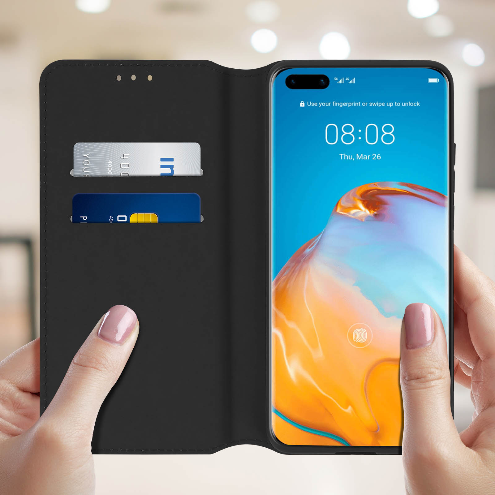 Een persoon die een telefoon in een telefoonhoes vasthoudt, met creditcards en het telefoonscherm.