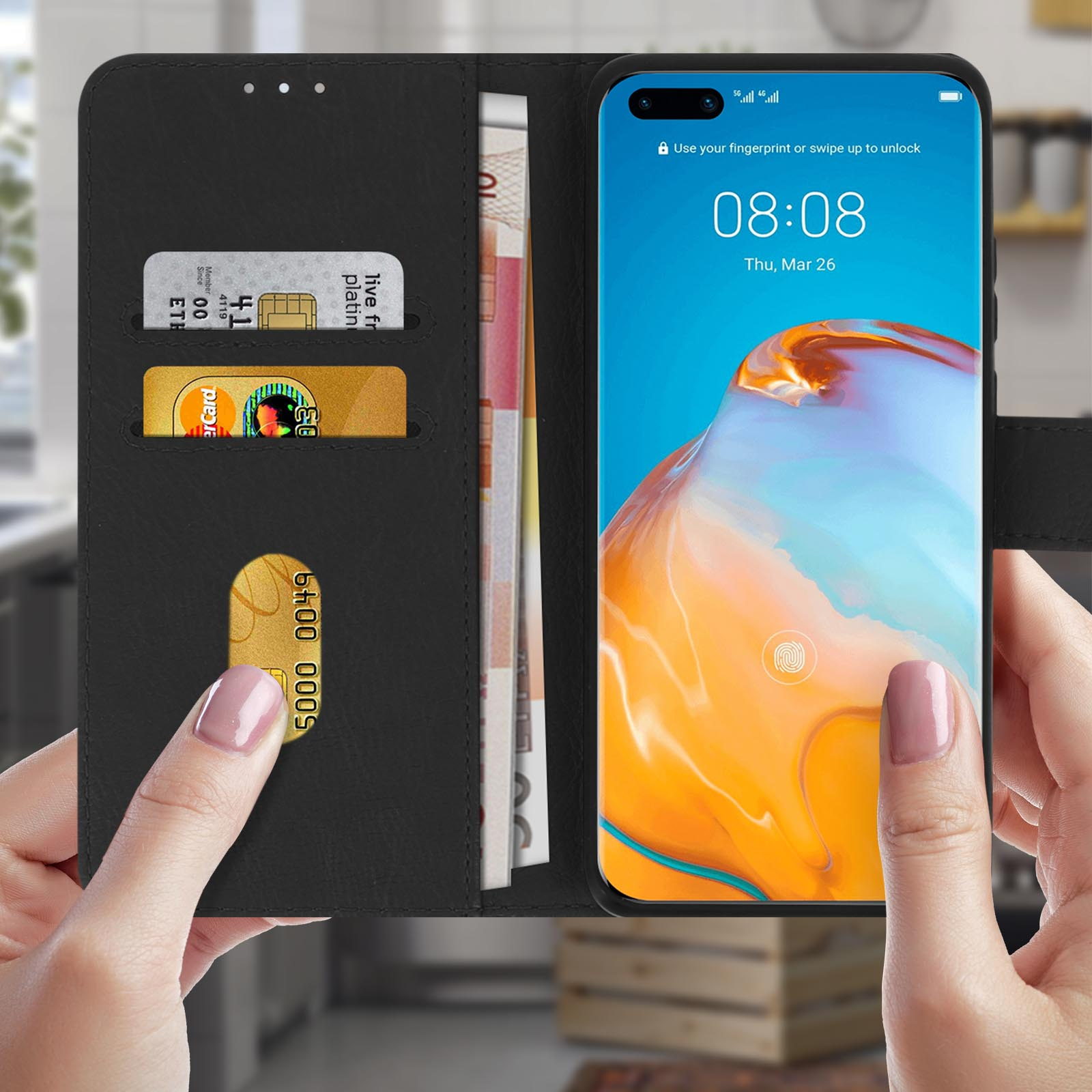 Una custodia nera per telefono con un telefono all'interno. All'interno della custodia ci sono carte e denaro. Il telefono mostra l'ora.