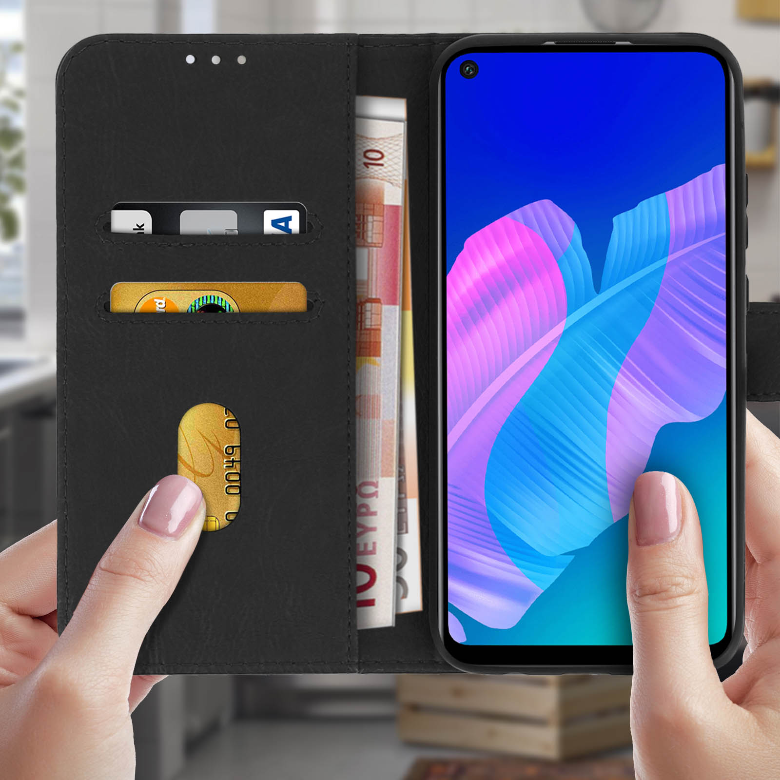 Custodia nera aperta con carte e denaro, e un telefono con schermo blu e rosa.