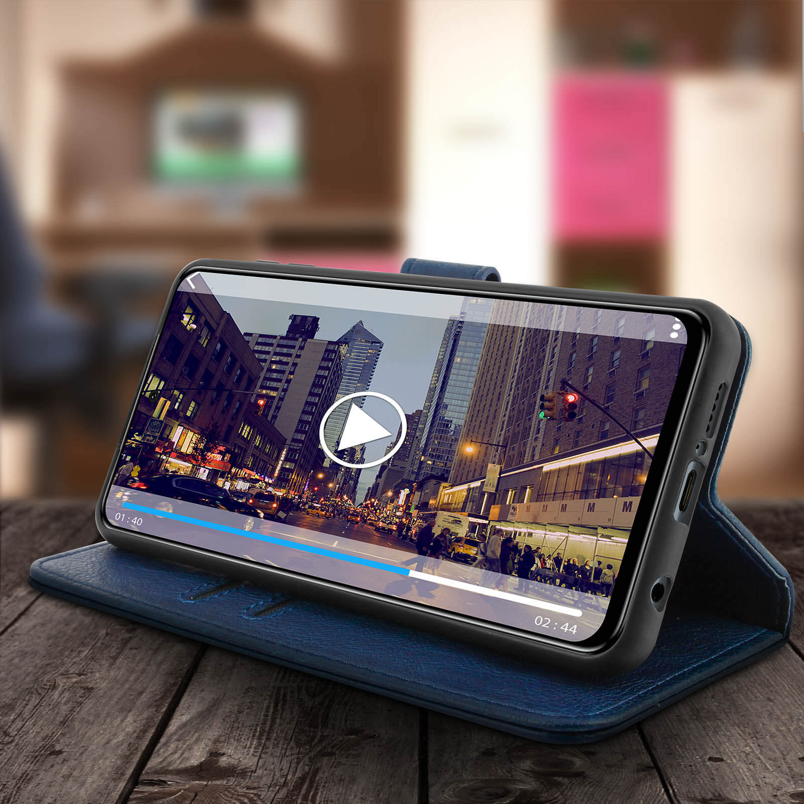 Smartphone che mostra un video su una custodia blu aperta. Lo sfondo è una stanza.