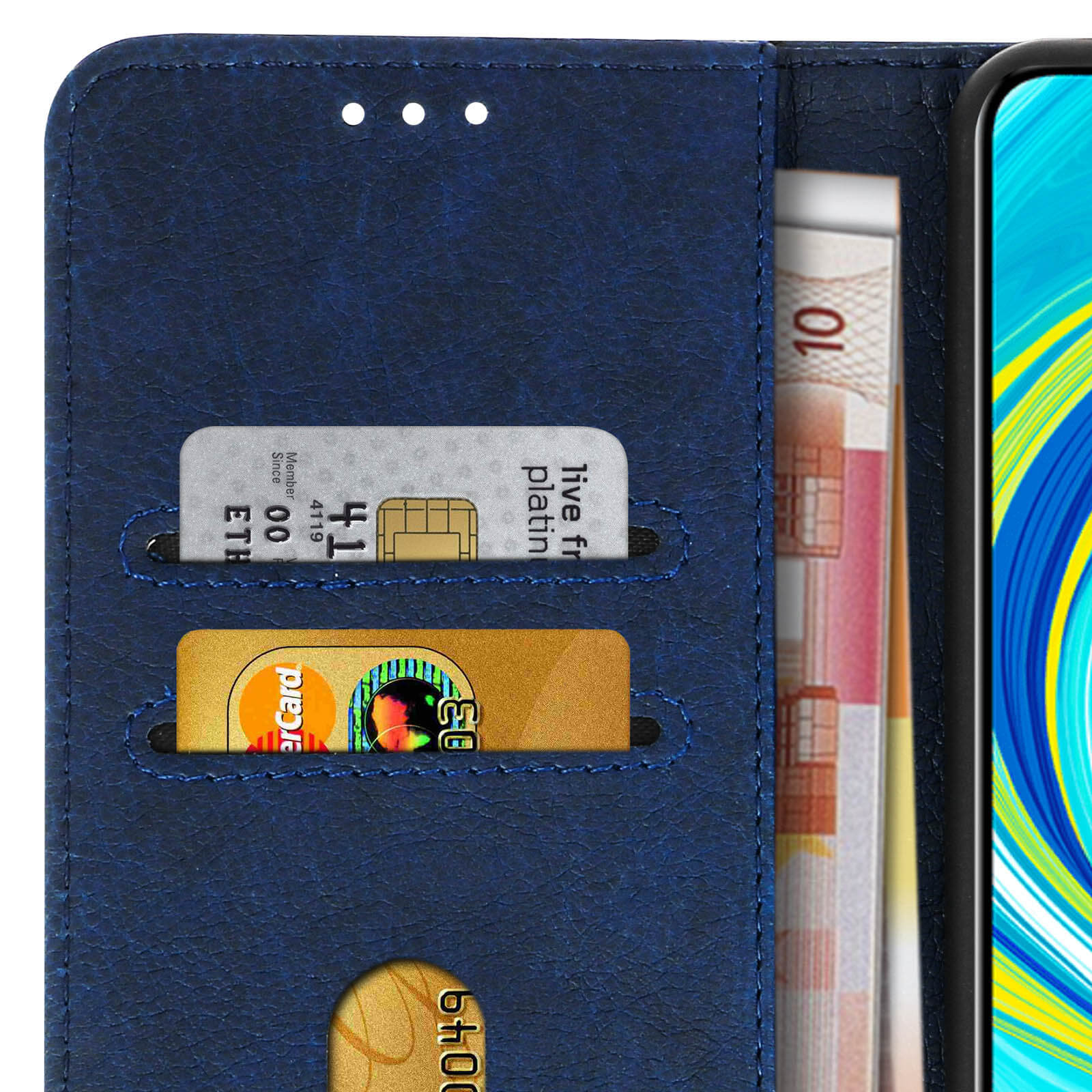 Custodia per telefono blu navy con carte all'interno. Lo sfondo è sfocato, mostrando i dettagli della custodia.