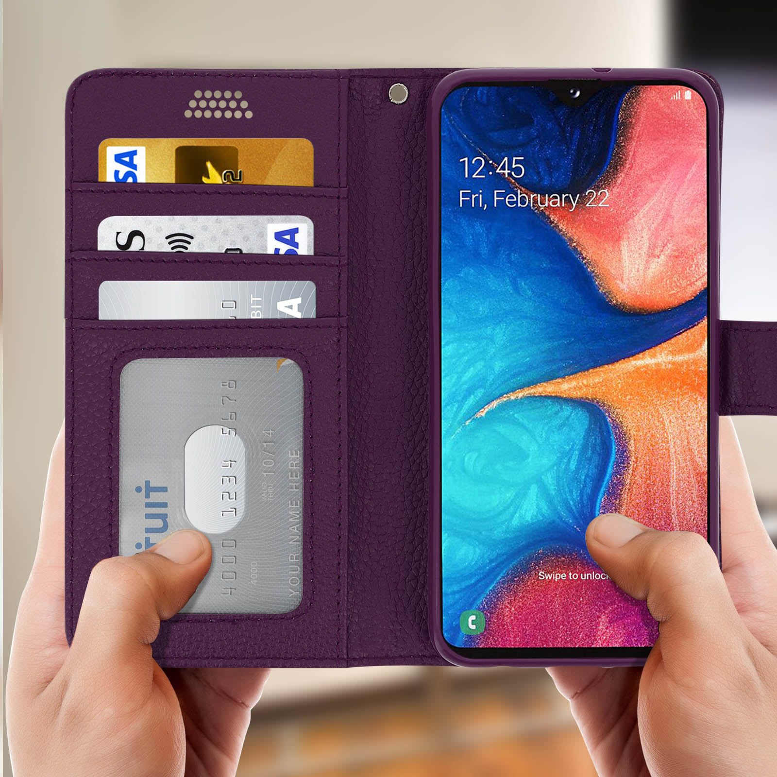 Paarse telefoonhoes met kaarten en telefoon erin. Handen houden hoes vast met tijd.
