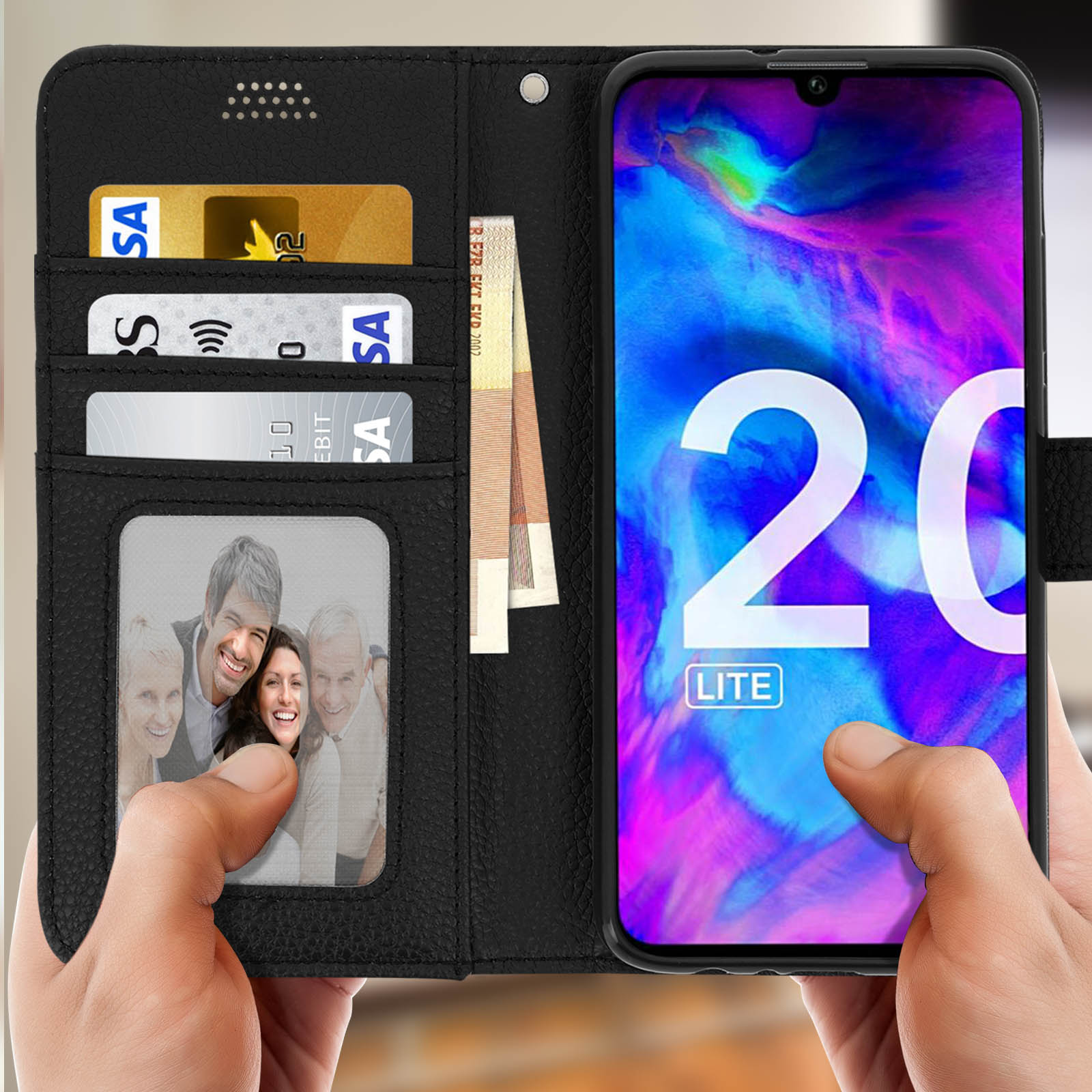 Una persona tiene aperta una custodia con carte e foto di famiglia all'interno.