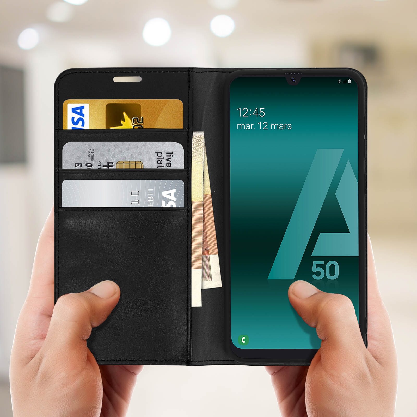 Zwarte telefoonhoes met creditcards en contant geld erin, open, vastgehouden door handen.