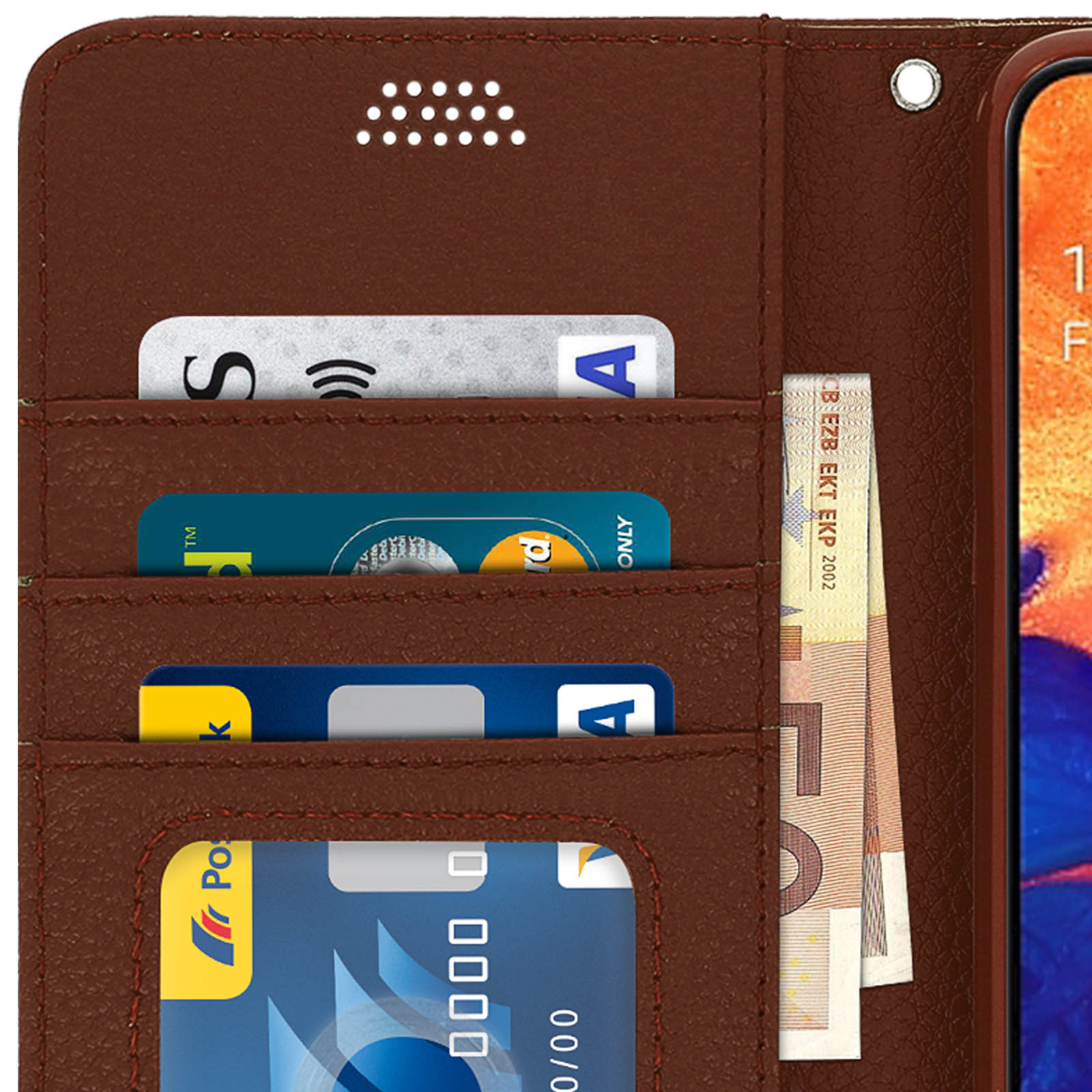 Primo piano di un portafoglio marrone con carte di credito e denaro all'interno.