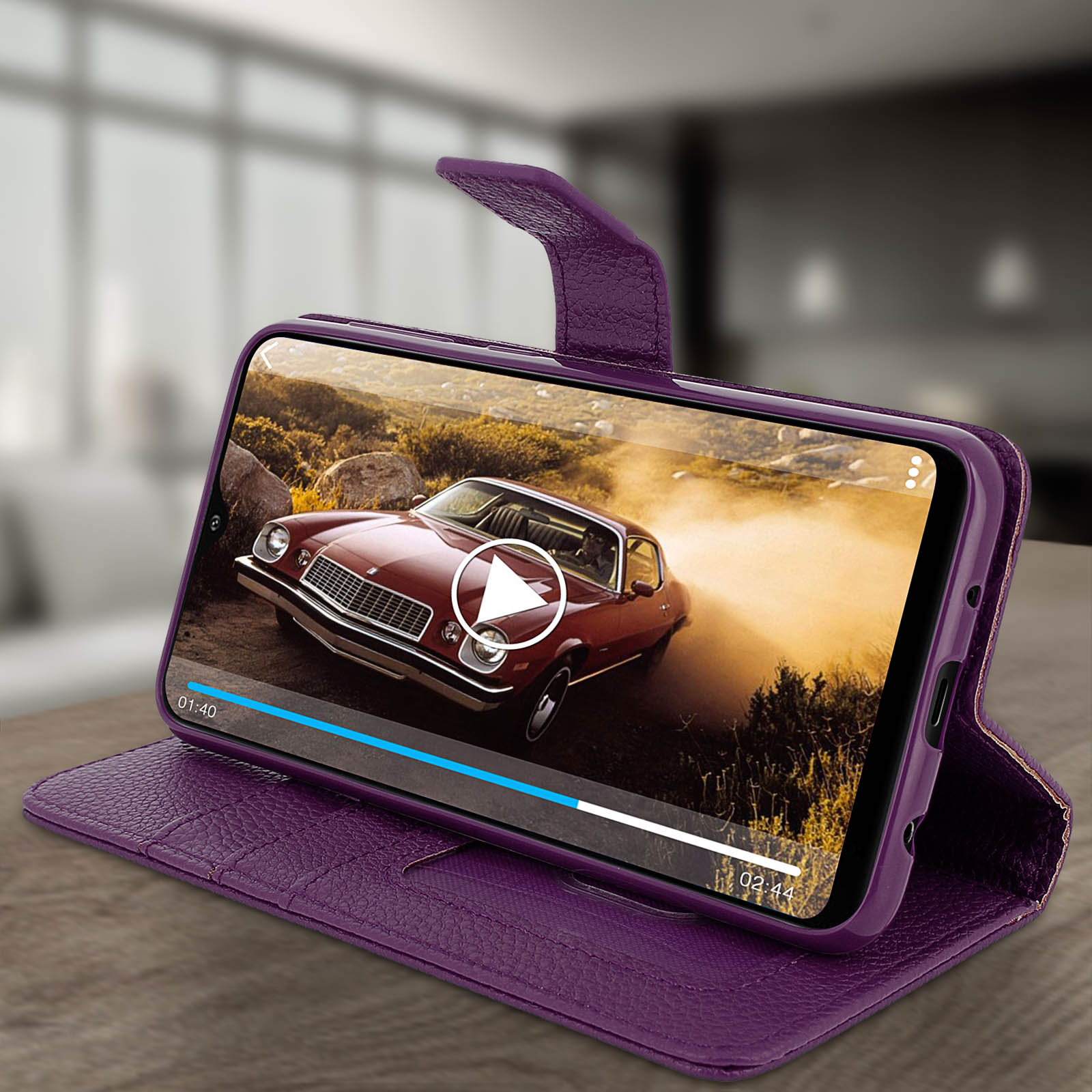Een paarse telefoonhoes met een video op een telefoon. Een auto staat op het scherm.