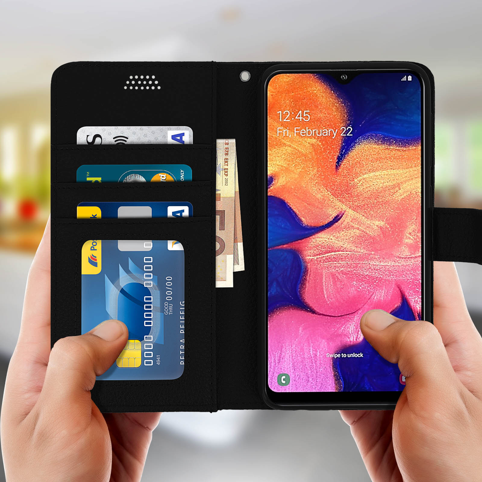 Mains tenant un téléphone avec cartes de crédit et de l'argent dans un portefeuille.