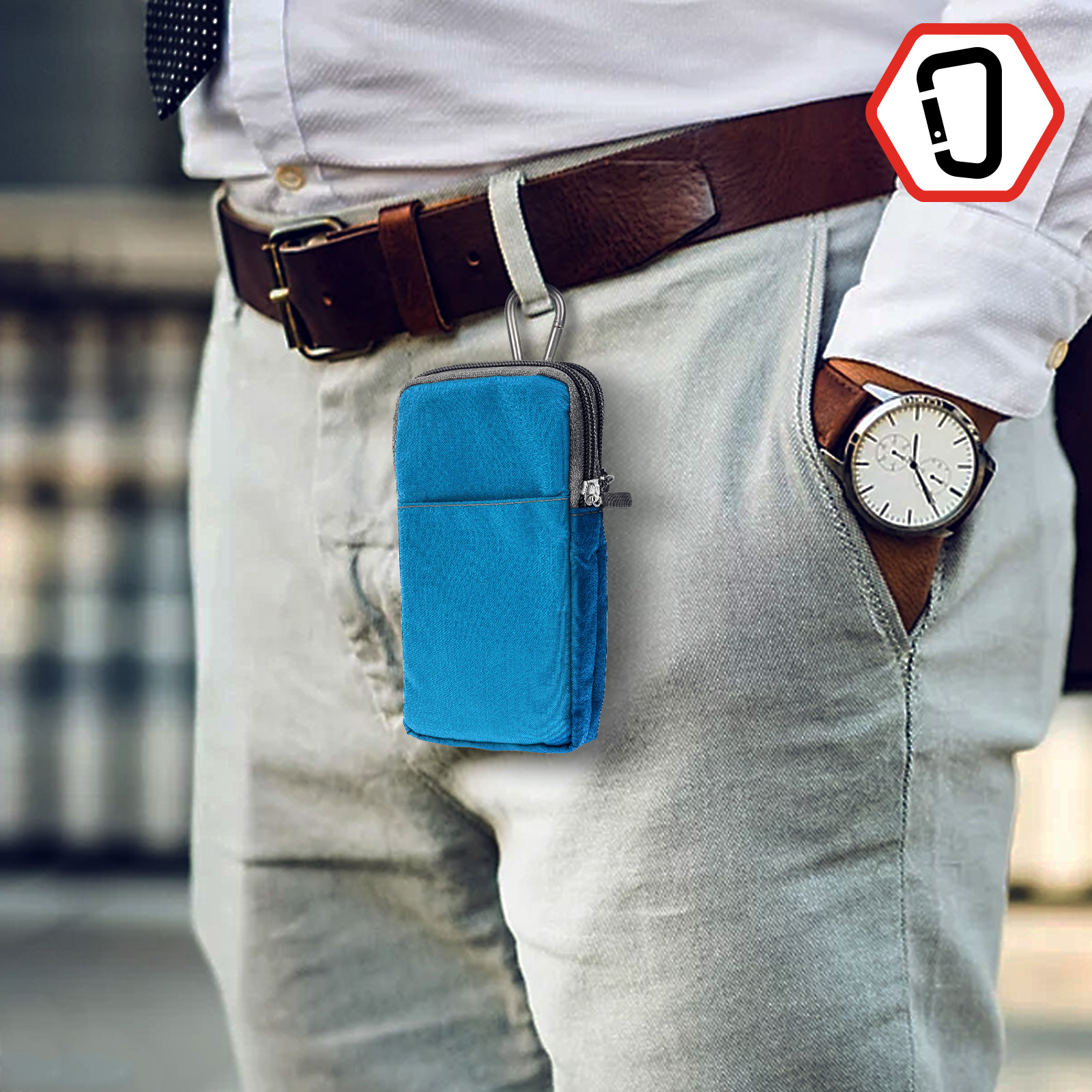 Persona con custodia blu appesa alla cintura. Indossa camicia bianca e orologio. Sfondo esterno.