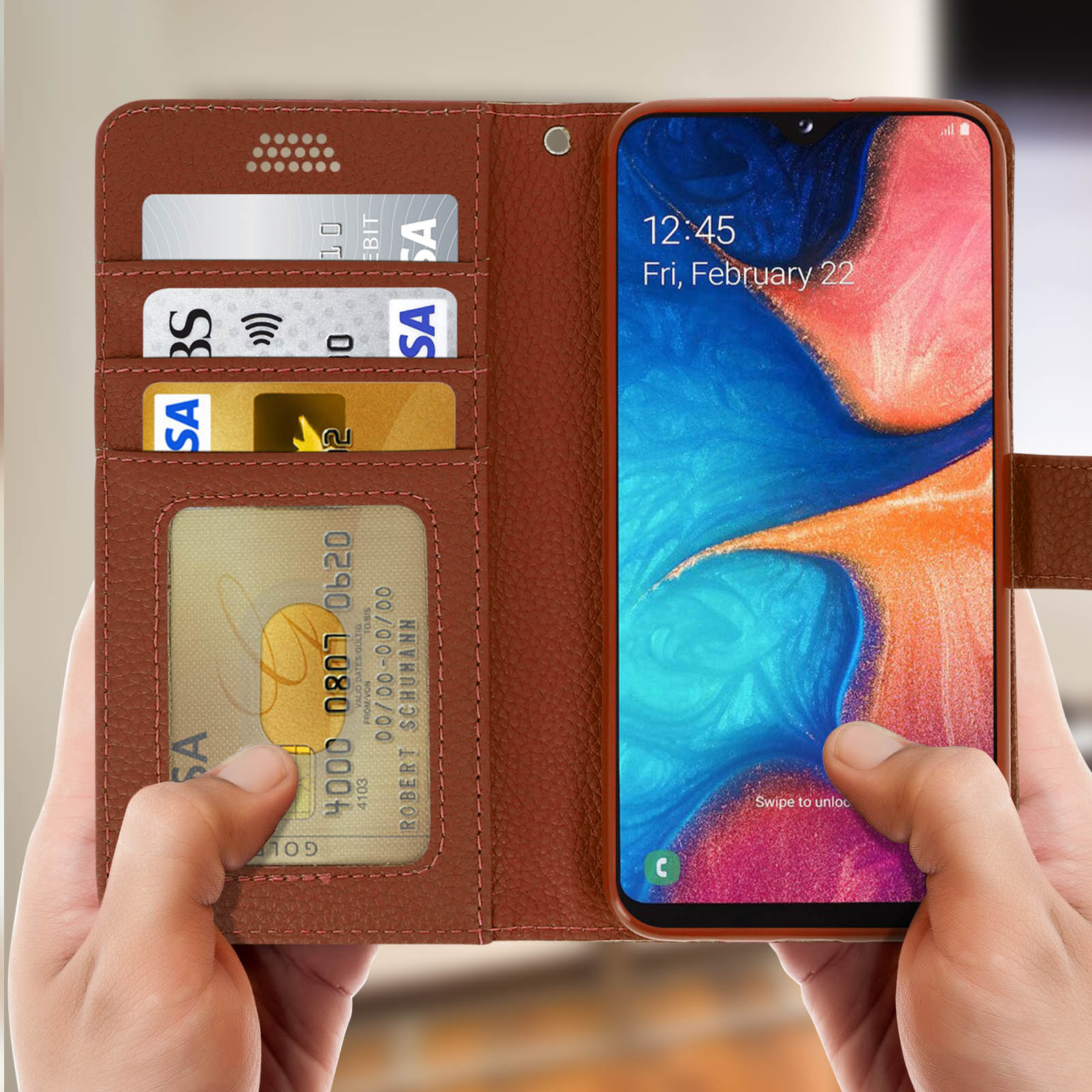 Étui portefeuille marron ouvert avec téléphone à l'intérieur. Cartes de crédit et argent visibles.