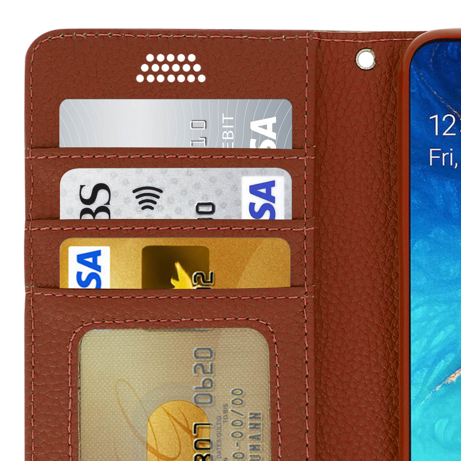 Close-up van creditcards in een telefoonhoes met een zichtbare telefoon, met details.