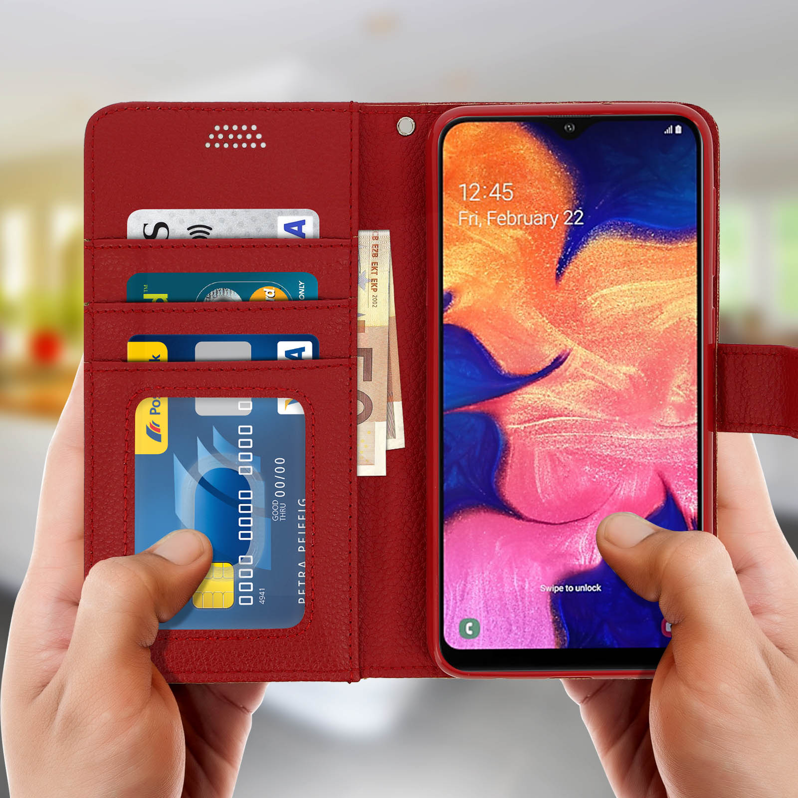 Rode telefoonhoes met kaarten en geld. Telefoon toont de tijd. Handen houden de hoes vast.