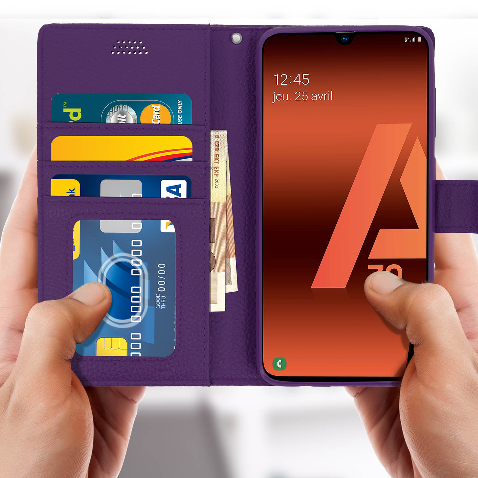 Custodia viola per telefono con carte e telefono all'interno. La custodia è aperta.