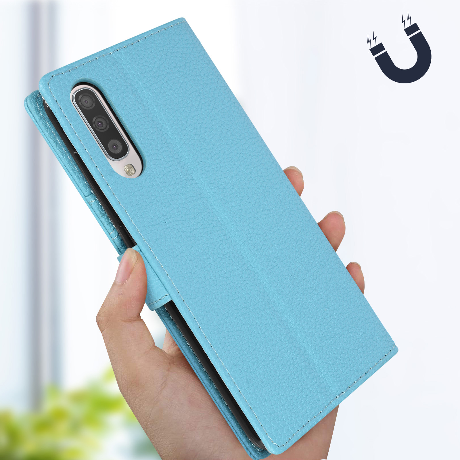 Mano che tiene una custodia blu con chiusura magnetica.