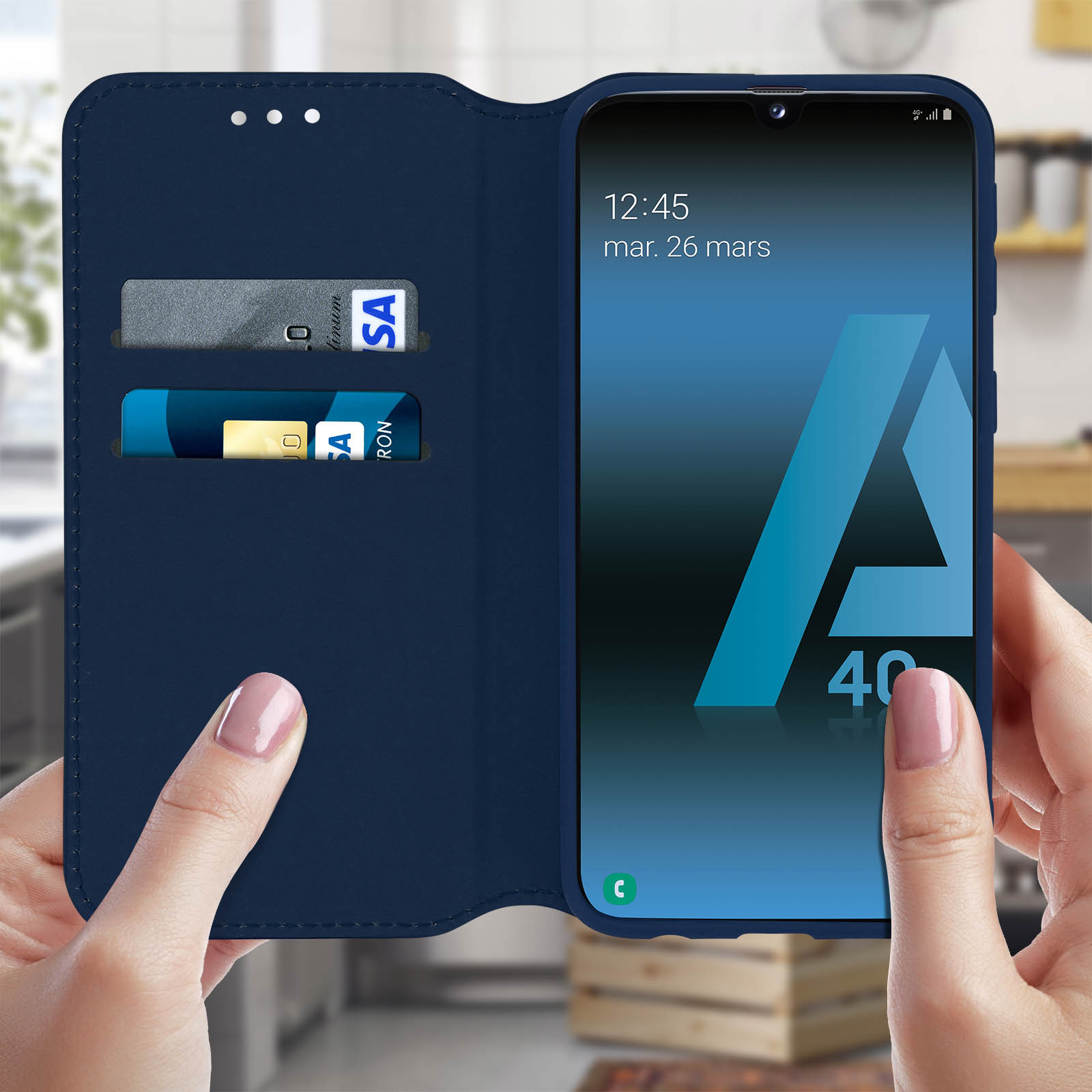 Een telefoon in een blauwe portemonnee-hoes. Het scherm toont de tijd. Creditcards...