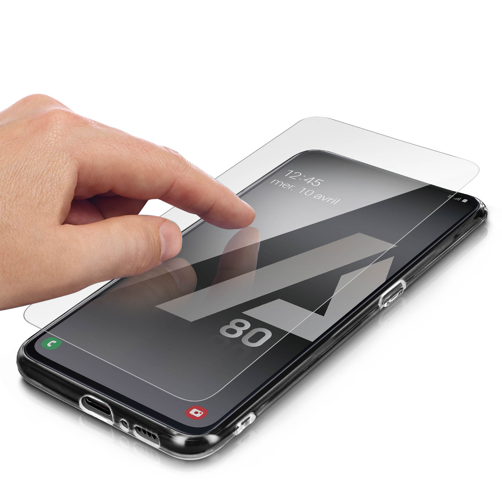 Mano applica protezione schermo. Protettore trasparente, telefono nero, sfondo bianco.