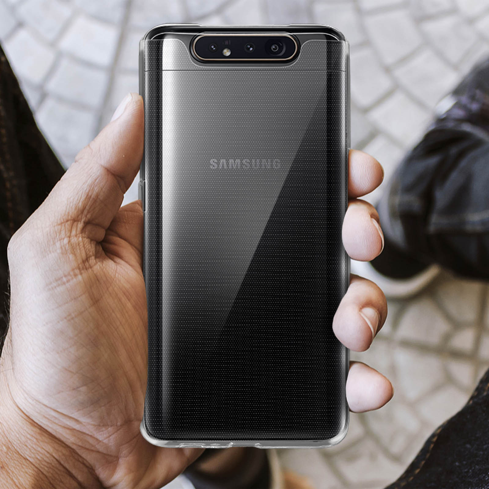 Una mano che tiene una custodia trasparente per telefono. Il telefono all'interno ha un design nero.