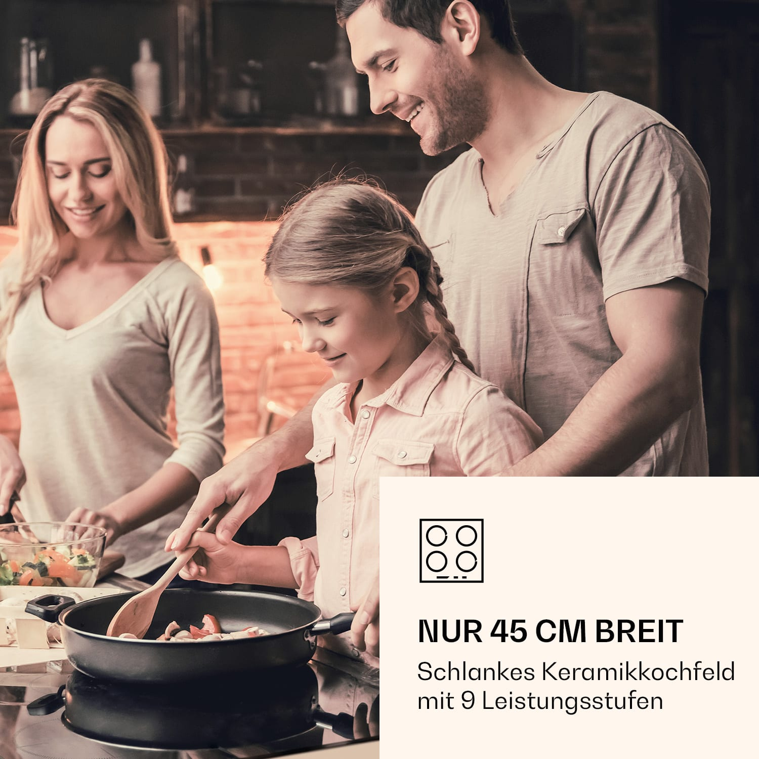 Famiglia che cucina insieme, con testo su un piano cottura in vetroceramica largo 45 cm.